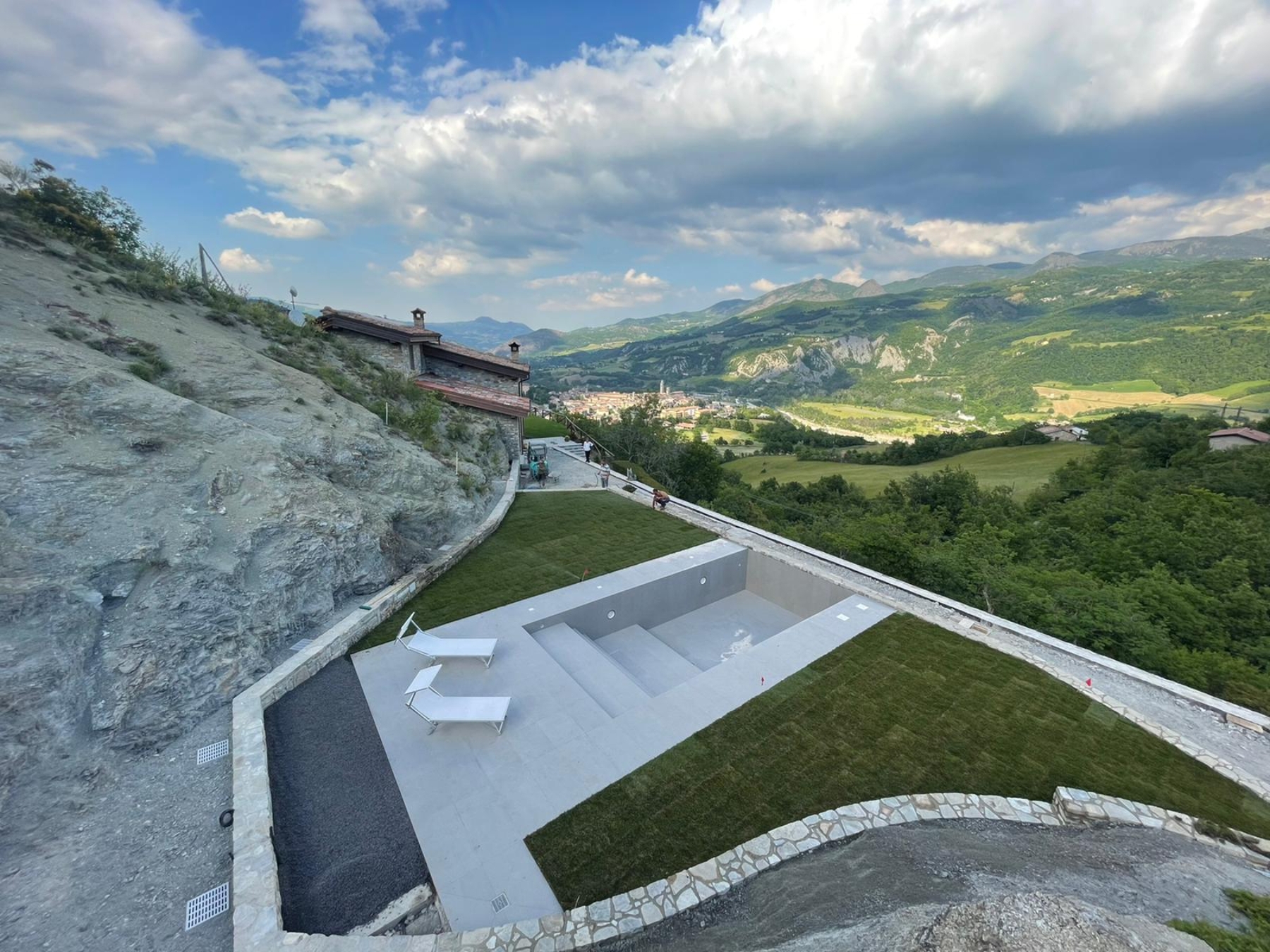 Piscina a tracimazione con sfioro u un lato Infinity Pool