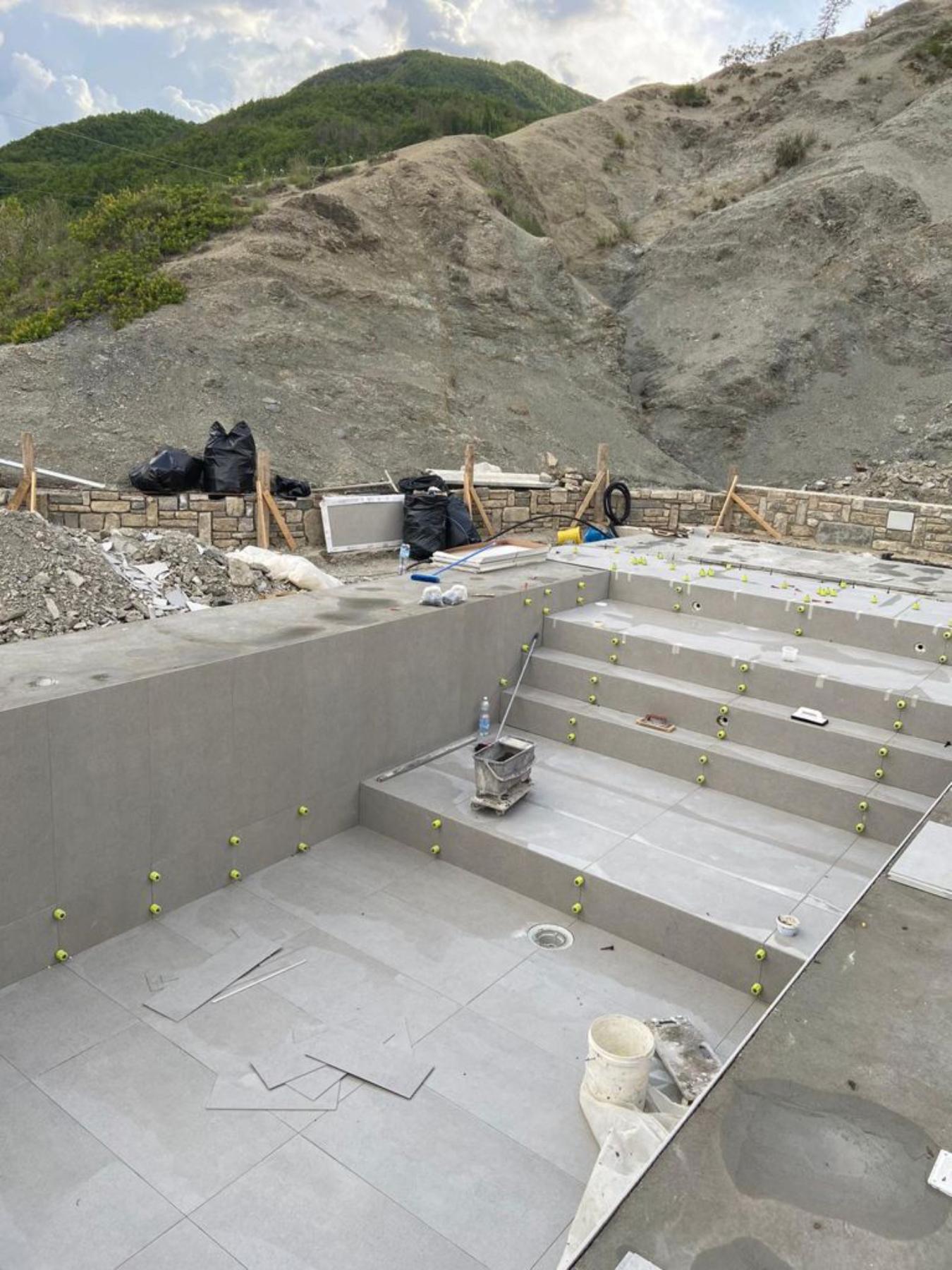 Piscina a tracimazione con sfioro u un lato Infinity Pool