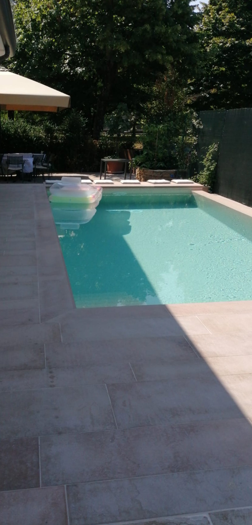 PISCINA A SFIORO SU UN LATO CON TRACIMAZIONE LATERALE Piscina a sfioro su un lato con tracimazione laterale