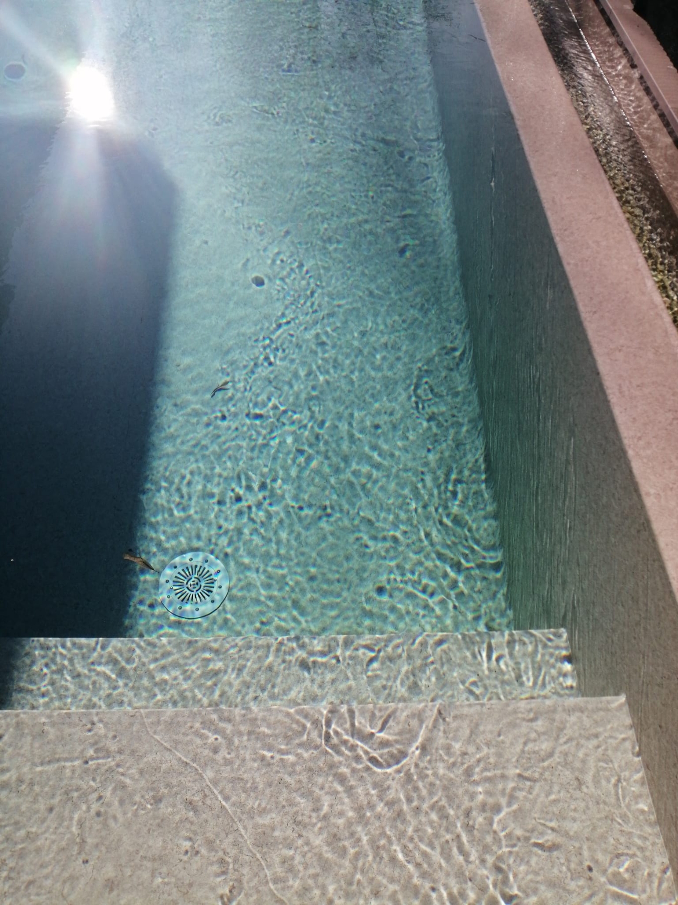 PISCINA A SFIORO SU UN LATO CON TRACIMAZIONE LATERALE Piscina a sfioro su un lato con tracimazione laterale