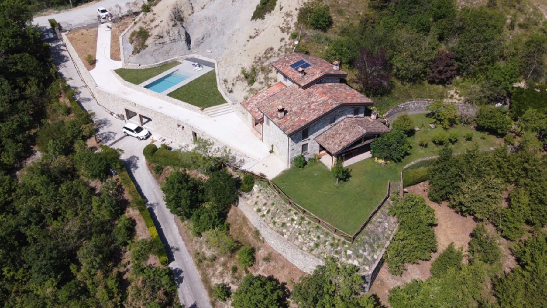 Piscina a tracimazione con sfioro u un lato Infinity Pool