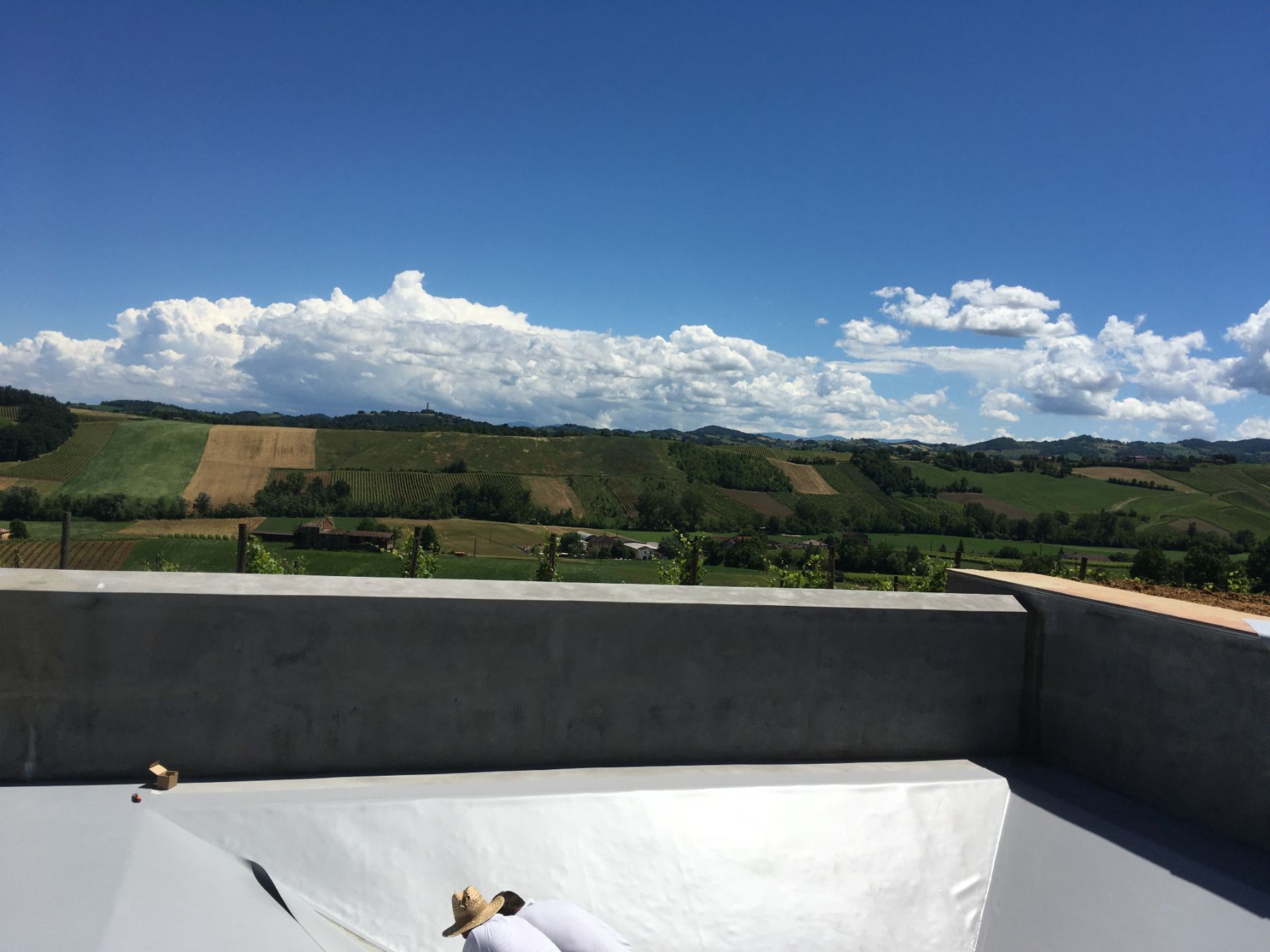 Piscina a sfioro su un lato con telo grigio chiaro