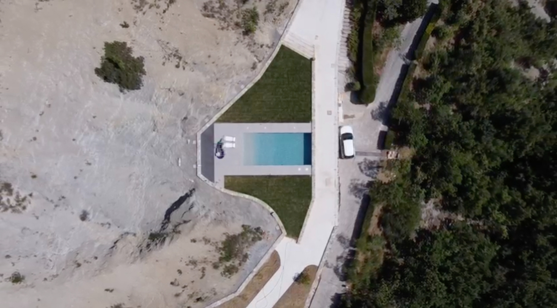 Piscina a tracimazione con sfioro u un lato Infinity Pool