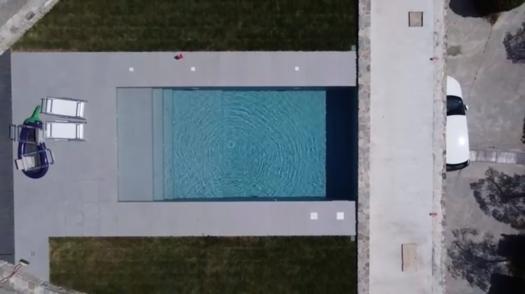 Piscina a tracimazione con sfioro u un lato Infinity Pool