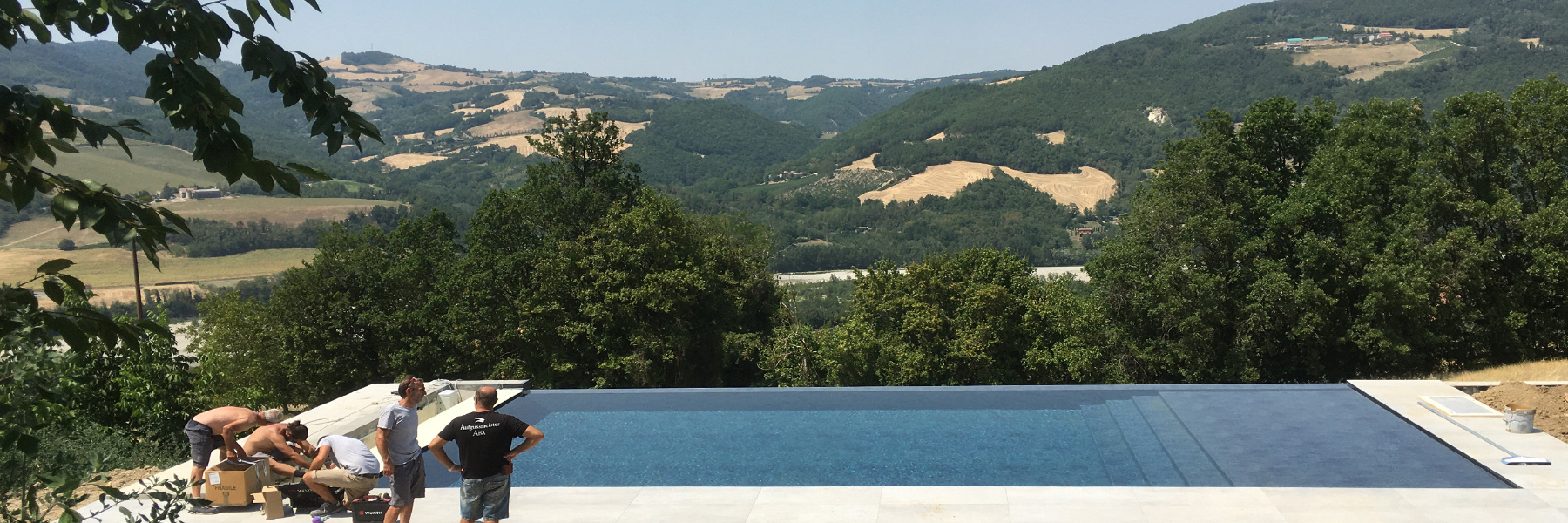 Infinity pool - piscina a sfioro su un lato - piscina a tracimazione Infinity pool - piscina a sfioro su un lato - piscina a tracimazione