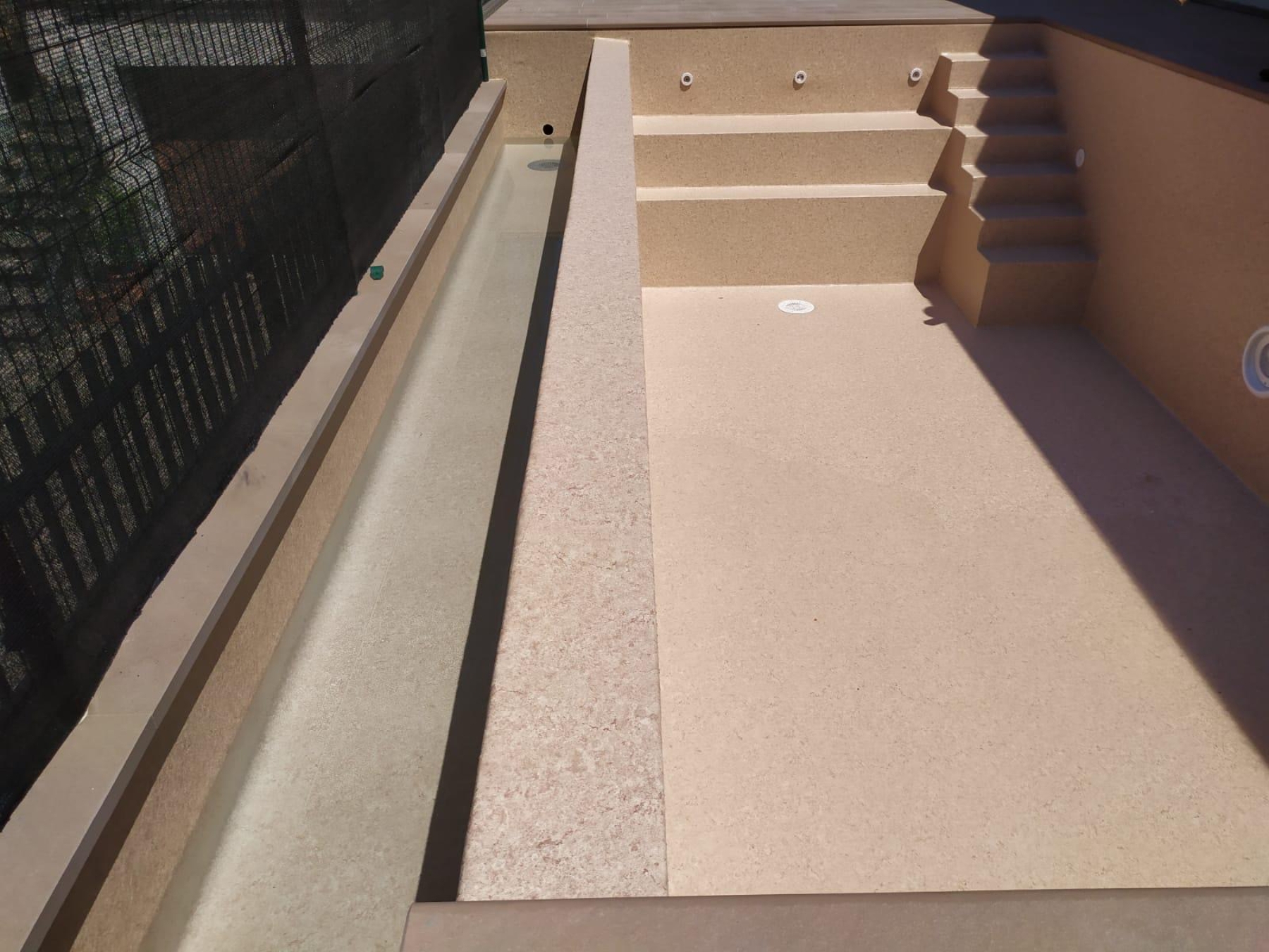 PISCINA A SFIORO SU UN LATO CON TRACIMAZIONE LATERALE Piscina a sfioro su un lato con tracimazione laterale