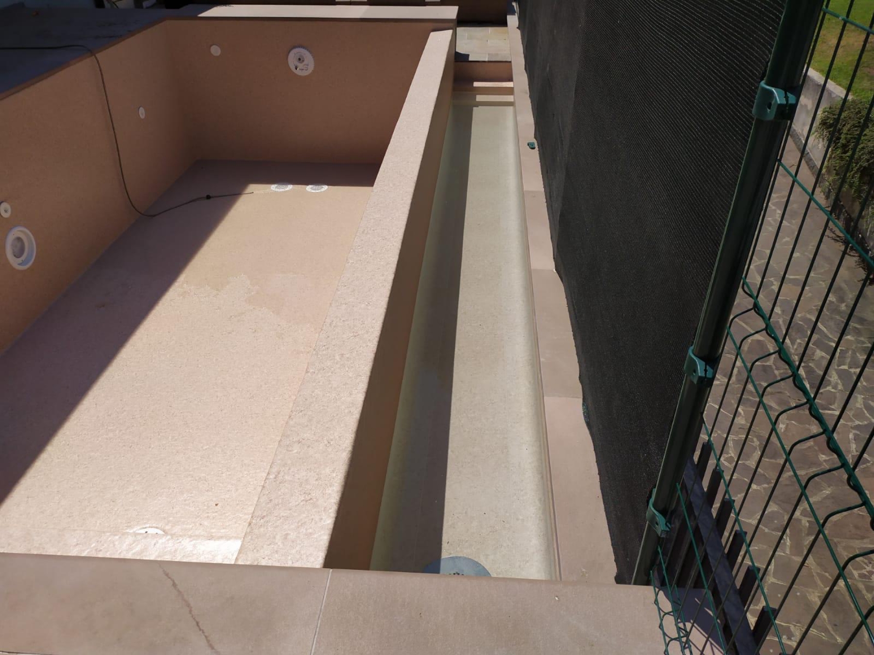 PISCINA A SFIORO SU UN LATO CON TRACIMAZIONE LATERALE Piscina a sfioro su un lato con tracimazione laterale