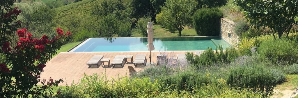 Piscina a sfioro su un lato con cascata e idromassaggio