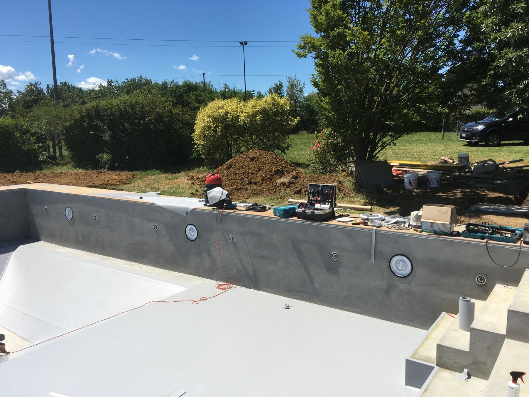 Piscina a sfioro su un lato con telo grigio chiaro