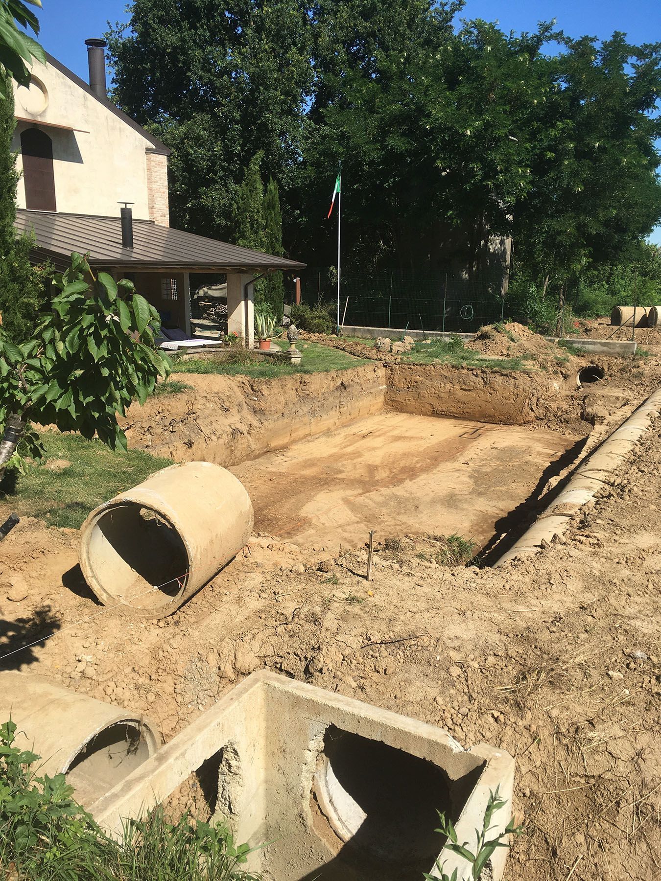 Piscina a skimmer con spiaggetta in costruzione