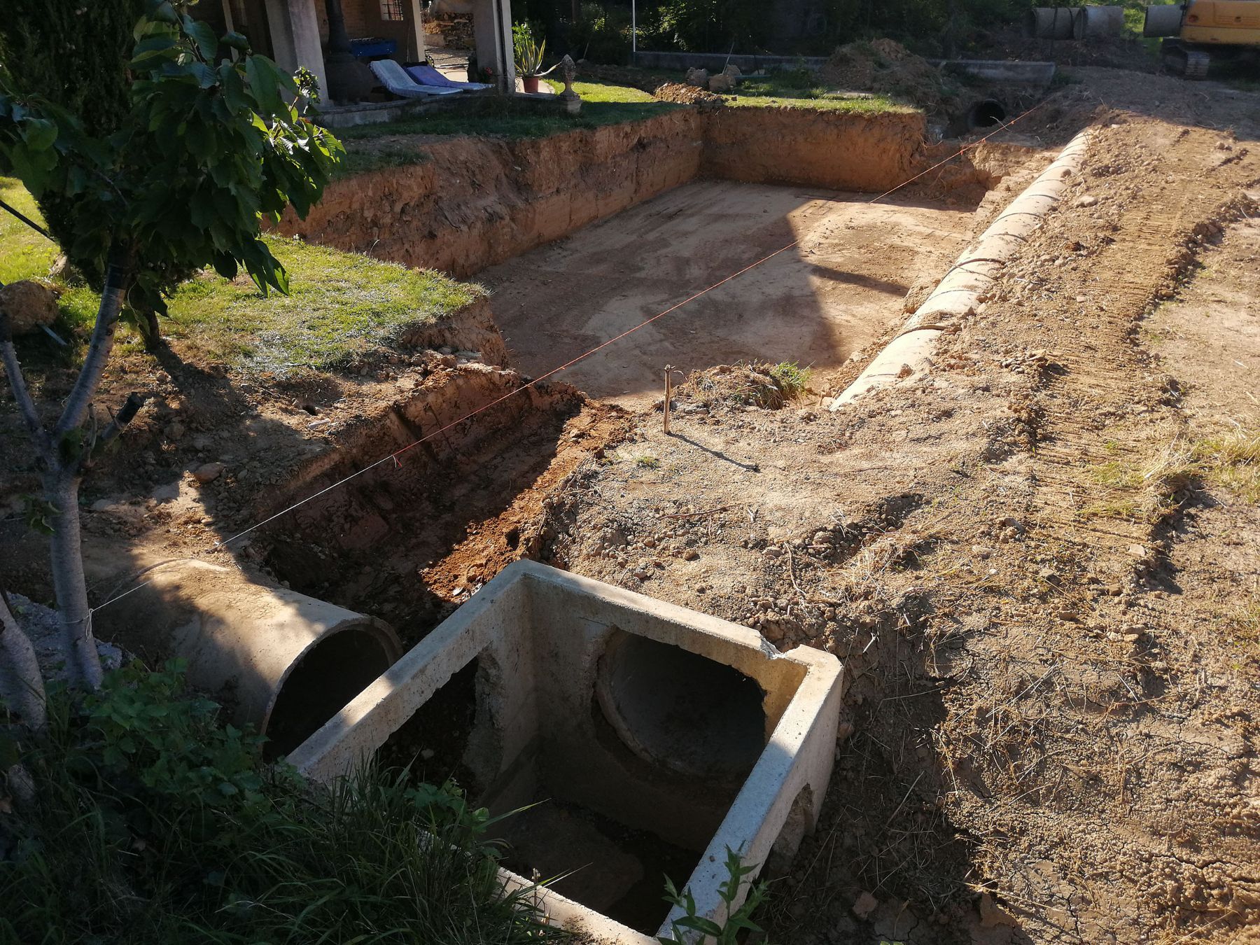 Piscina a skimmer con telo sabbia e spiaggetta Piscina a skimmer con spiaggetta in costruzione