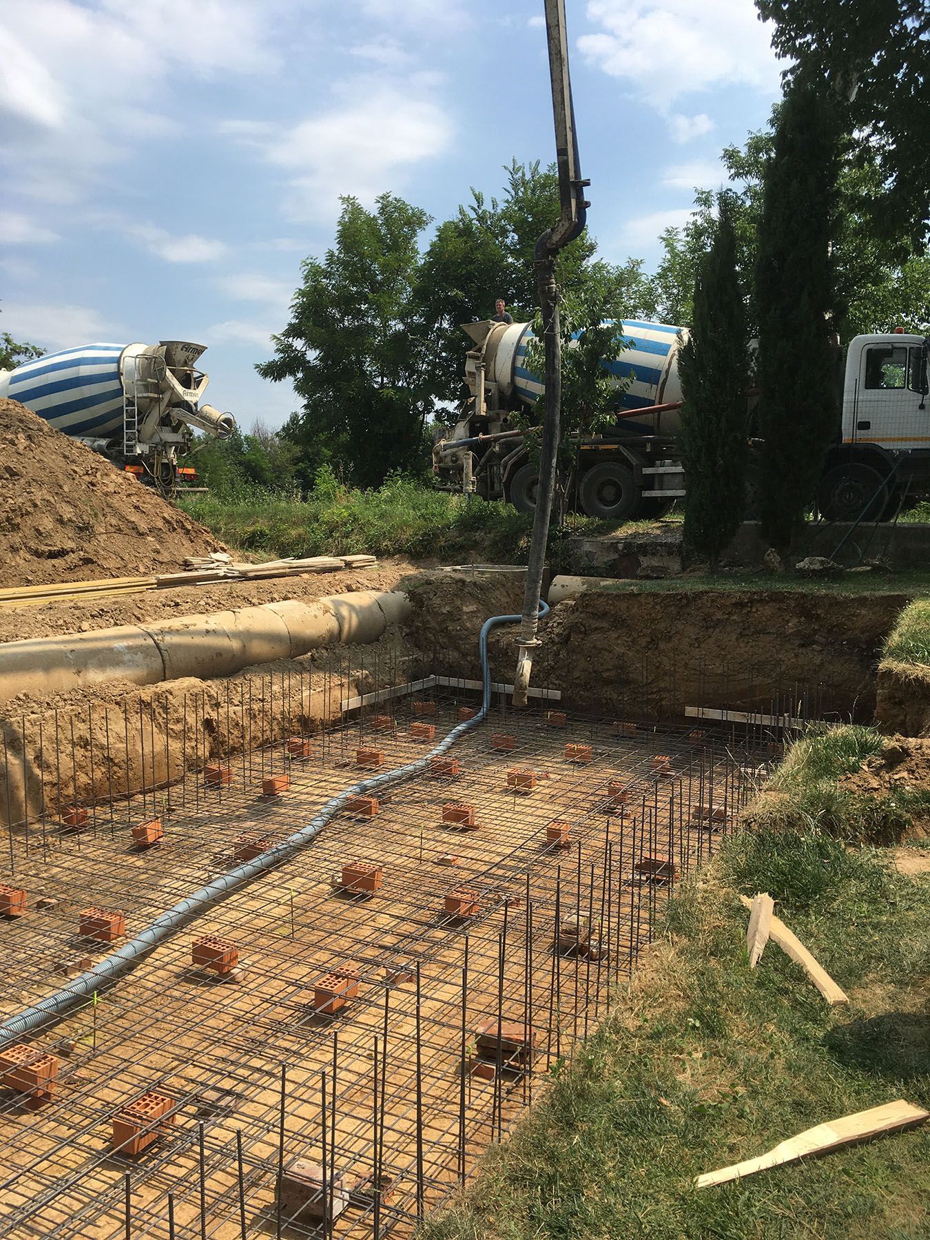 Piscina a skimmer con spiaggetta in costruzione