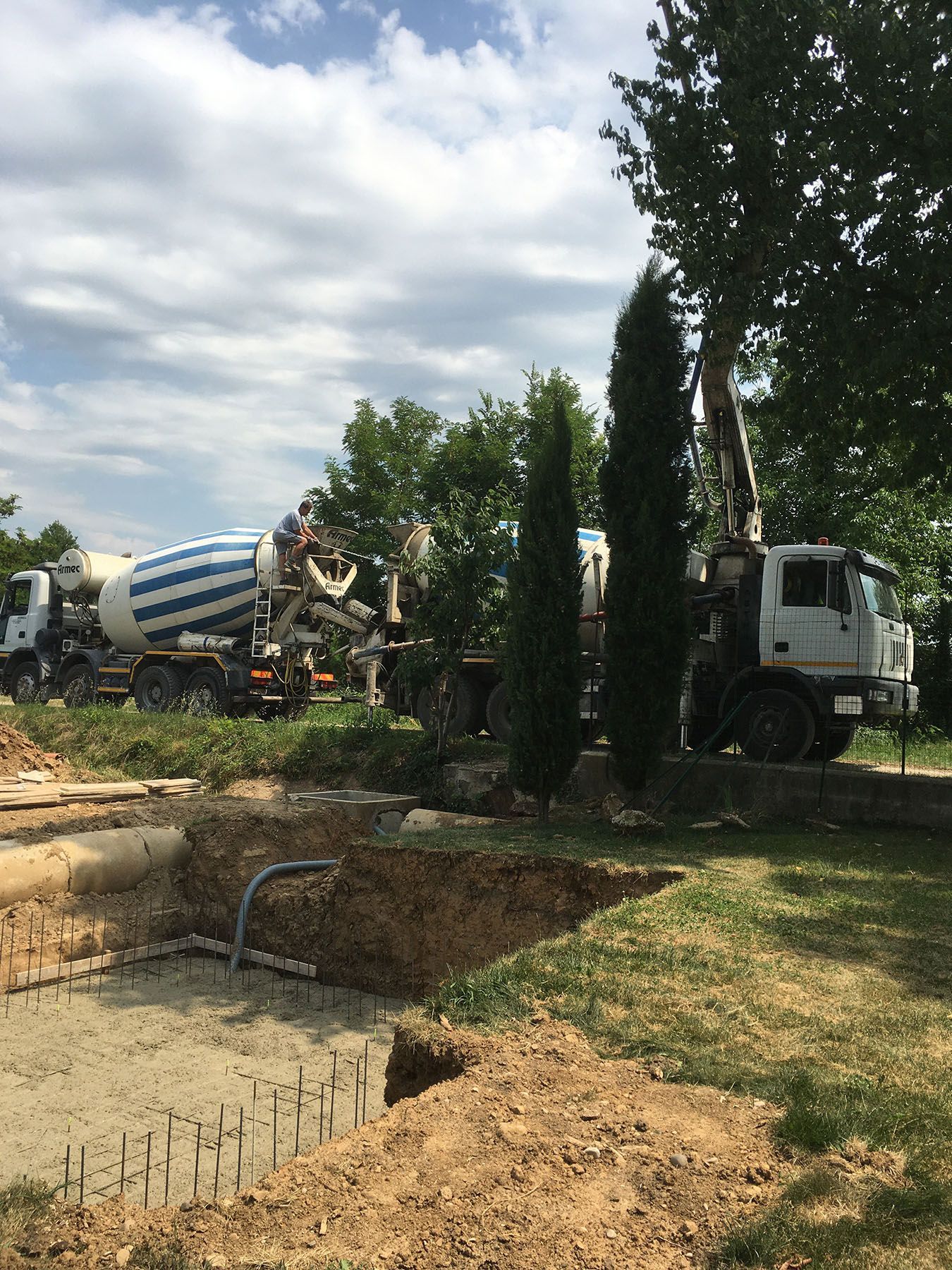 Piscina a skimmer con telo sabbia e spiaggetta Piscina a skimmer con spiaggetta in costruzione