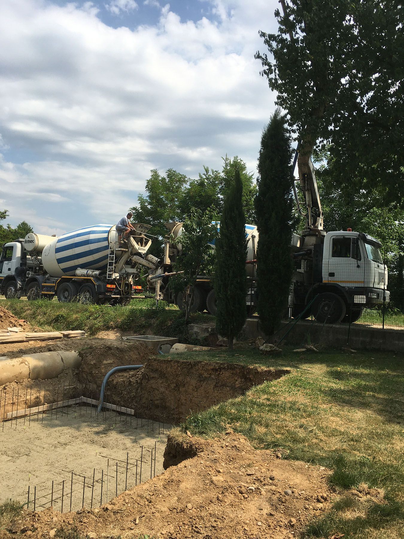 Piscina a skimmer con spiaggetta in costruzione