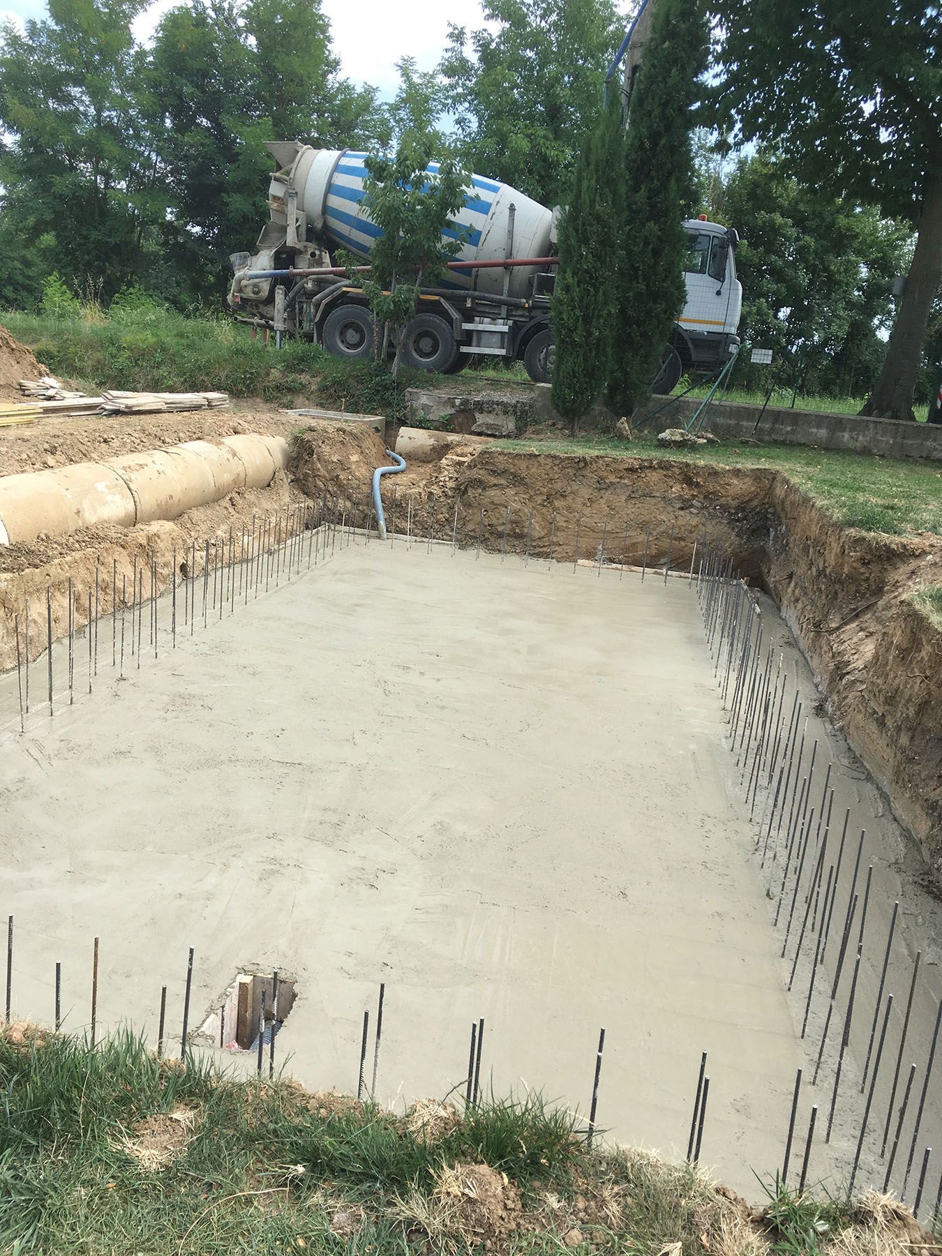 Piscina a skimmer con telo sabbia e spiaggetta Piscina a skimmer con spiaggetta in costruzione