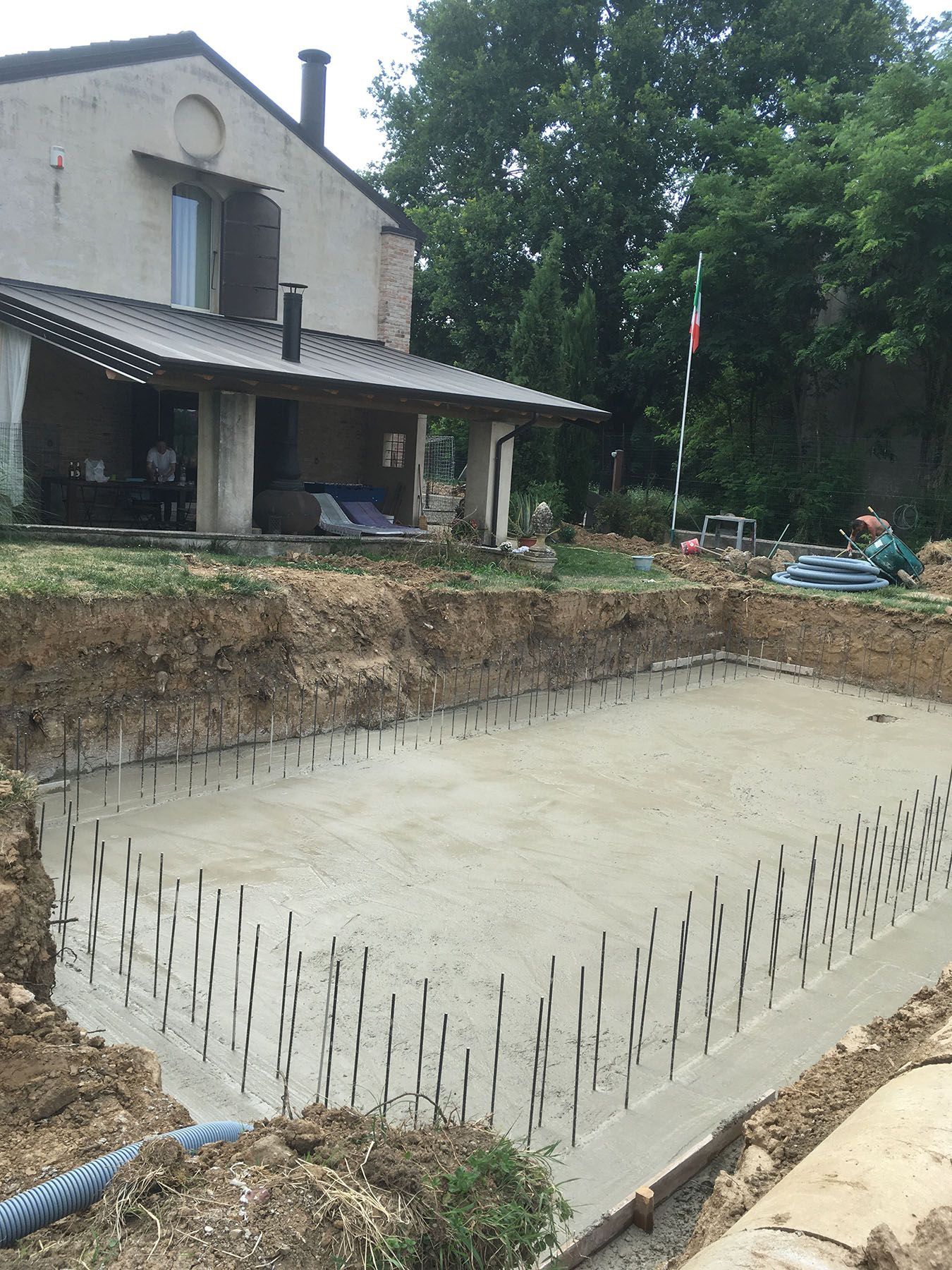 Piscina a skimmer con spiaggetta in costruzione