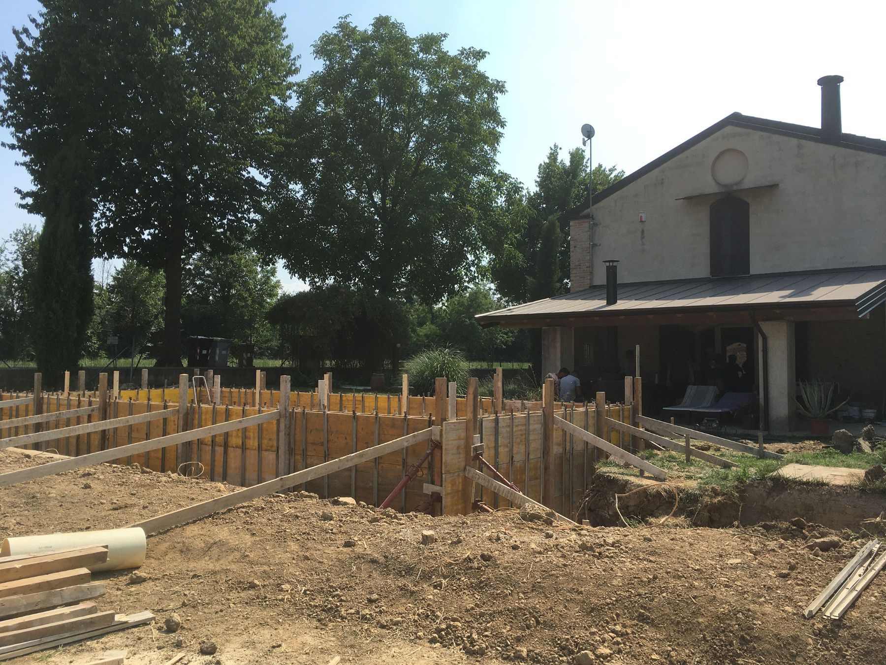 Piscina a skimmer con spiaggetta in costruzione