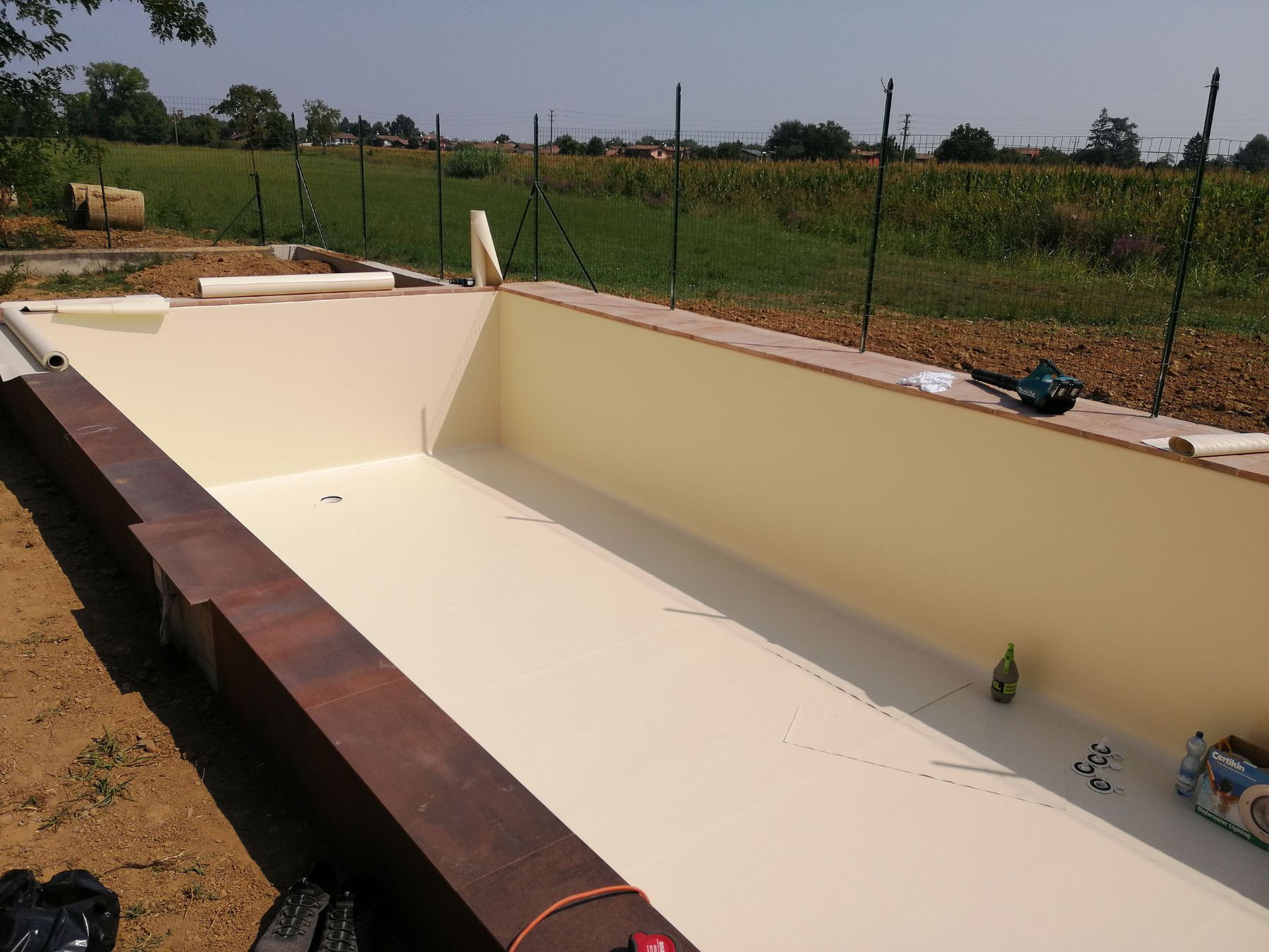 Piscina a skimmer con telo sabbia e spiaggetta Piscina a skimmer con spiaggetta in costruzione