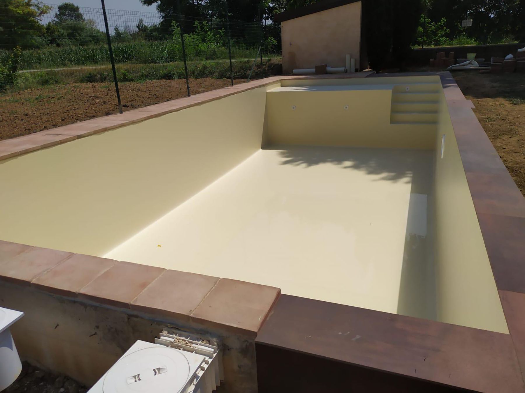 Piscina a skimmer con telo sabbia e spiaggetta Piscina a skimmer con spiaggetta in costruzione