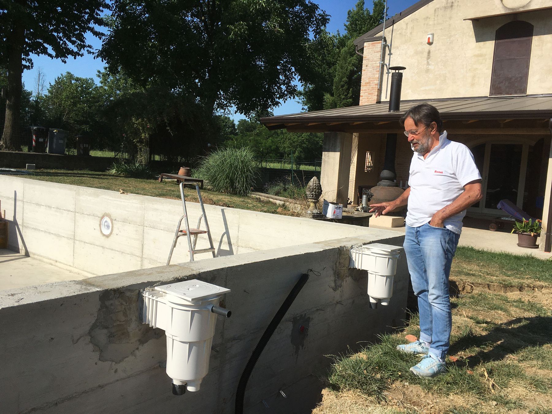Piscina a skimmer con telo sabbia e spiaggetta Piscina a skimmer con spiaggetta in costruzione