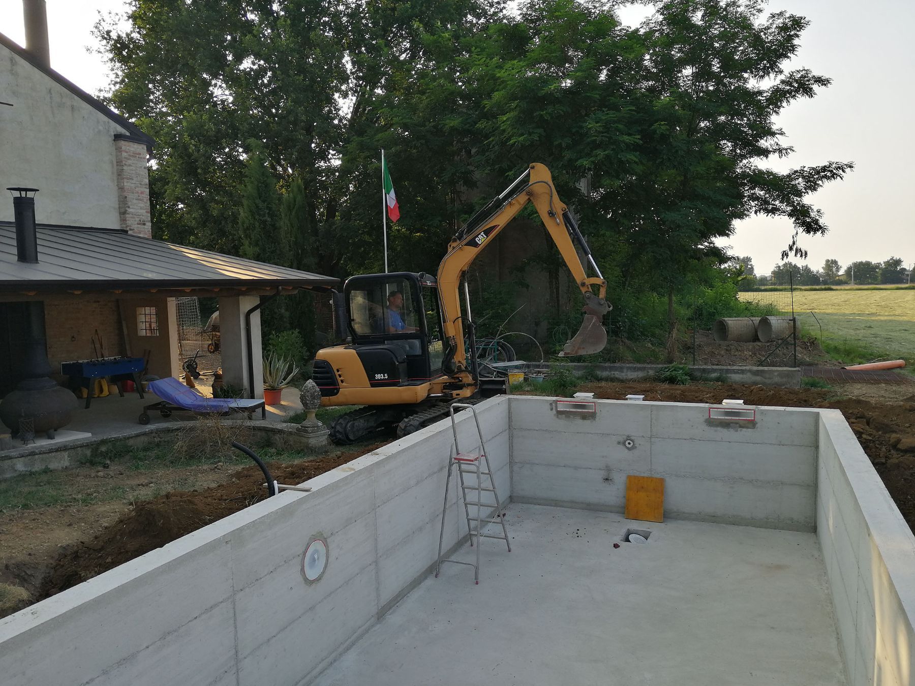 Piscina a skimmer con spiaggetta in costruzione