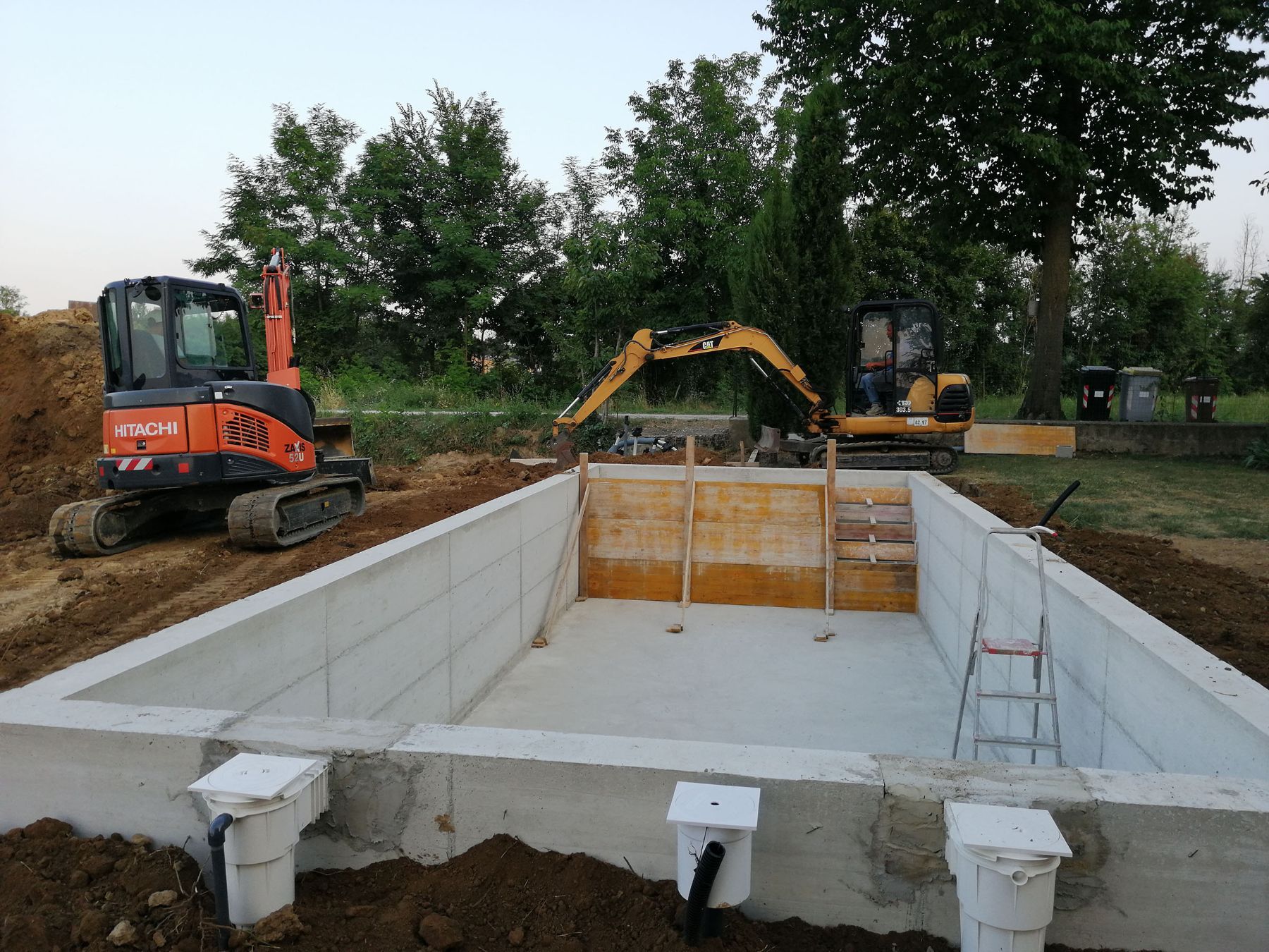 Piscina a skimmer con telo sabbia e spiaggetta Piscina a skimmer con spiaggetta in costruzione