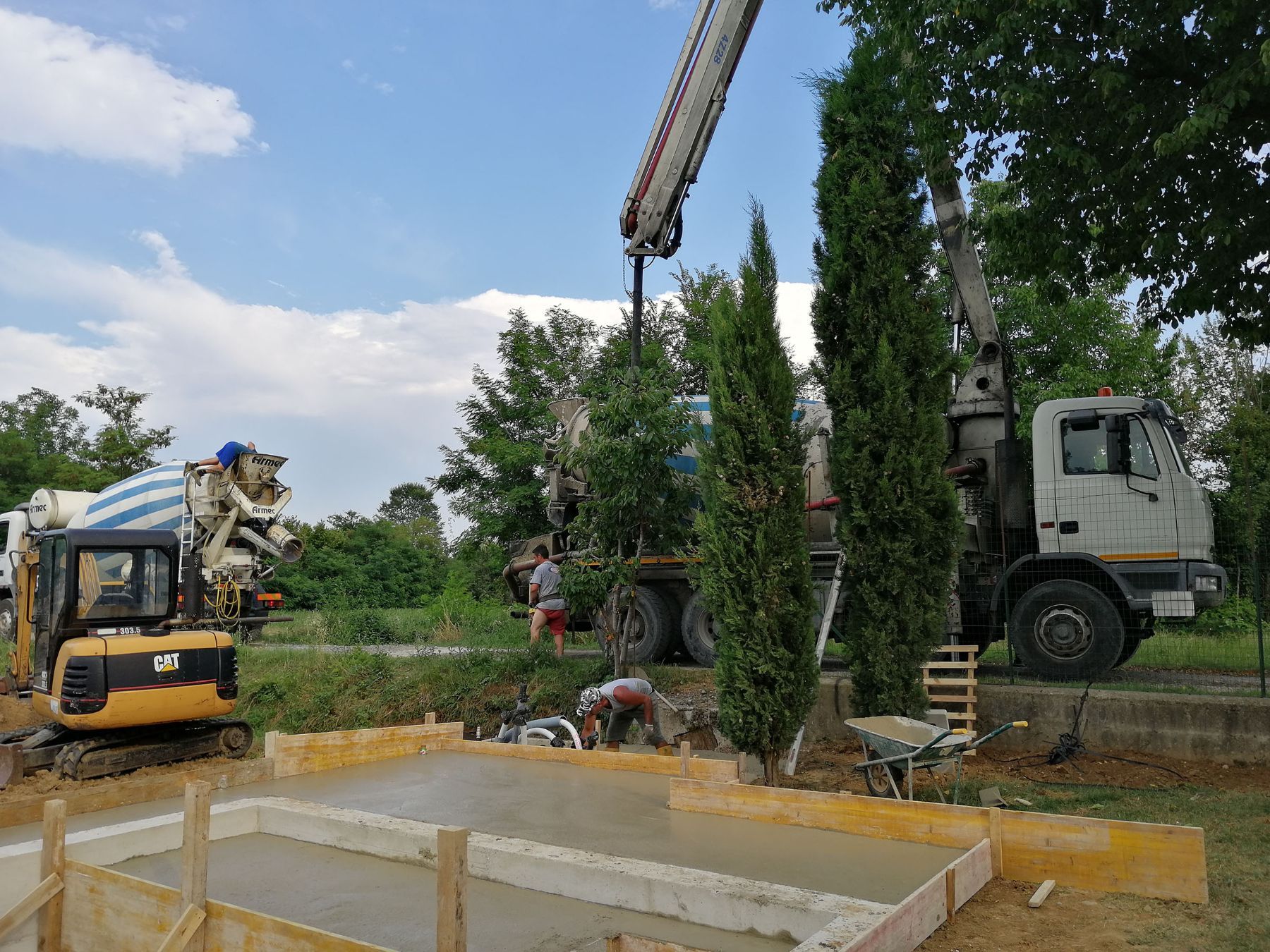 Piscina a skimmer con telo sabbia e spiaggetta Piscina a skimmer con spiaggetta in costruzione