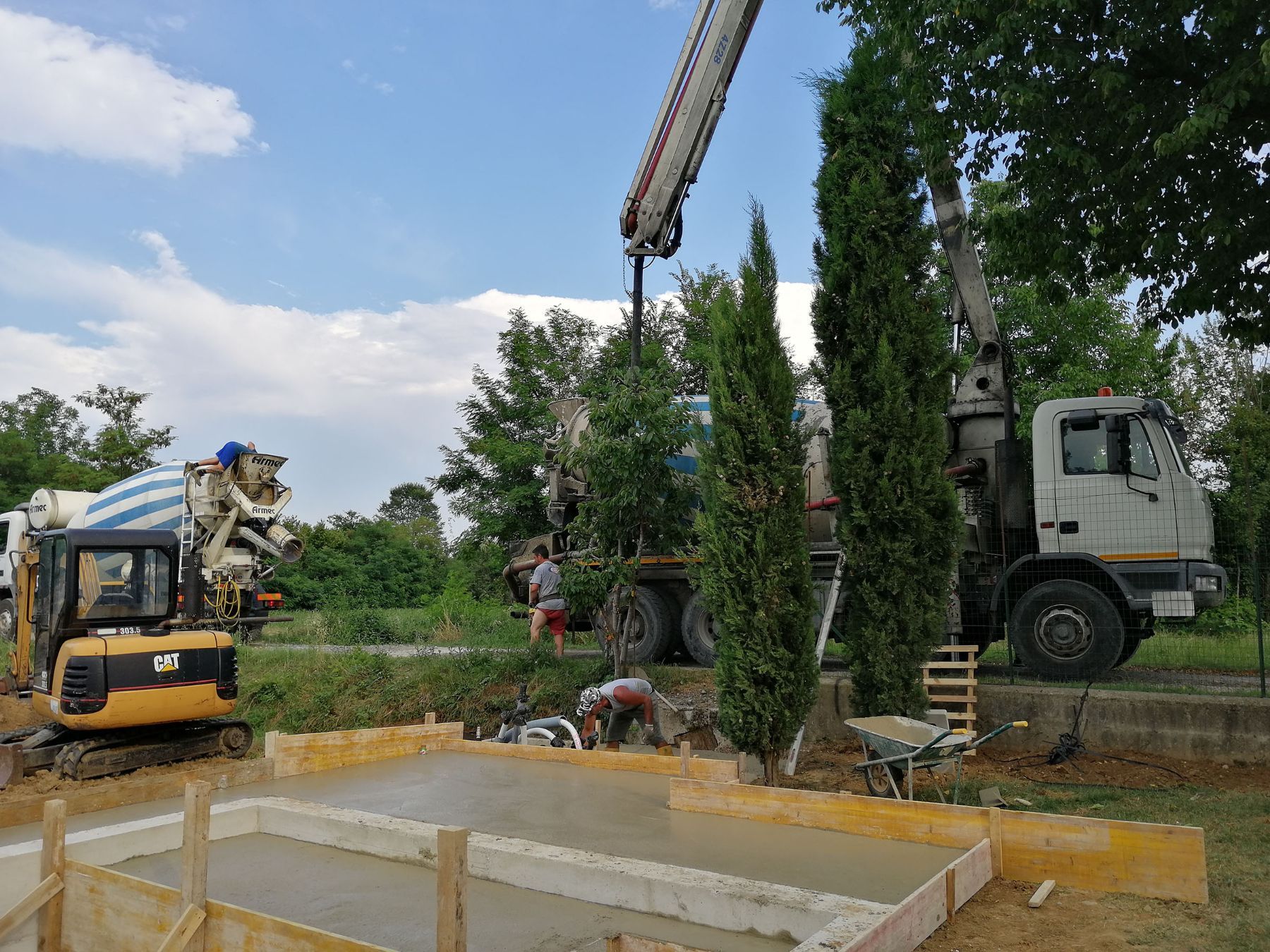 Piscina a skimmer con spiaggetta in costruzione