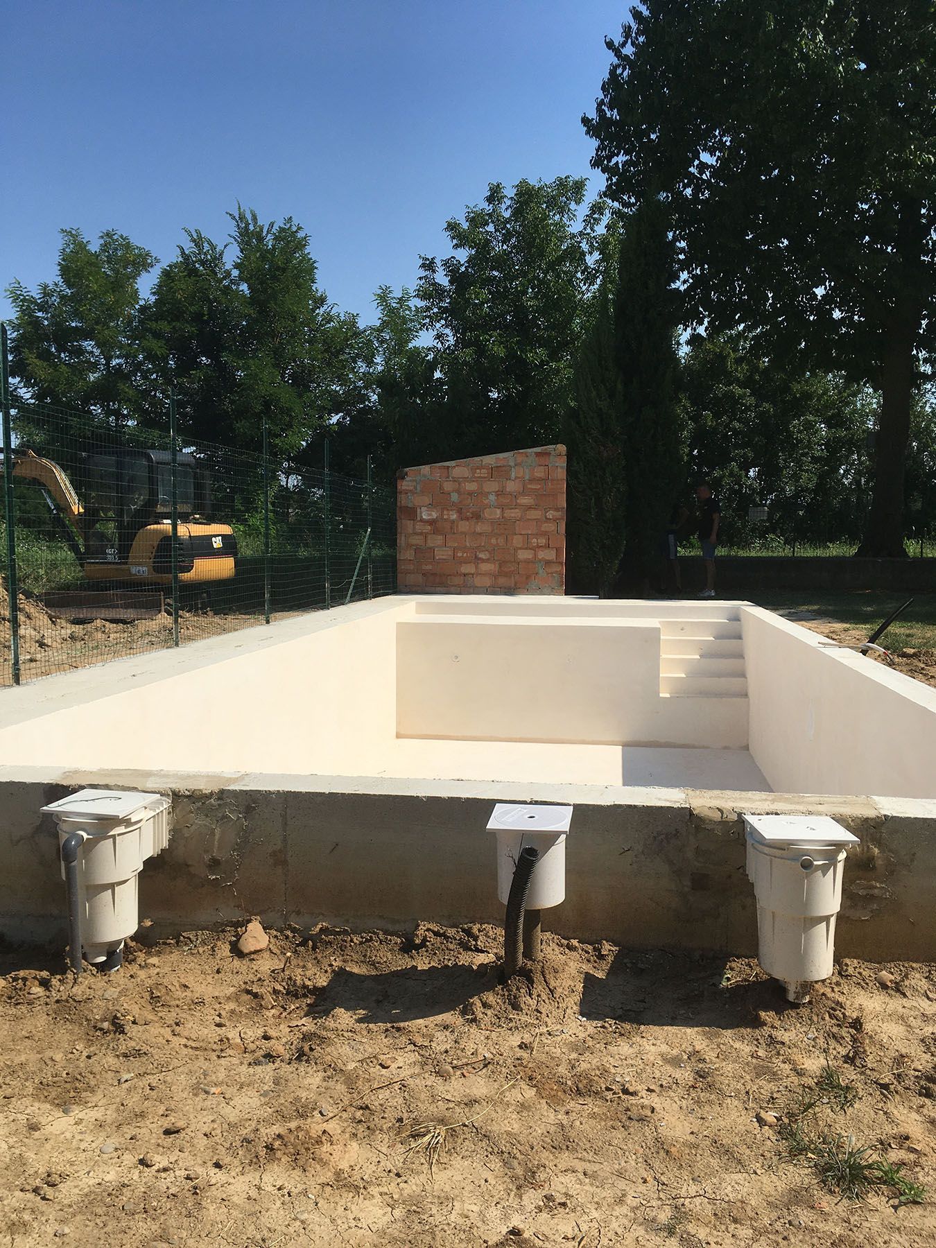 Piscina a skimmer con telo sabbia e spiaggetta Piscina a skimmer con spiaggetta in costruzione