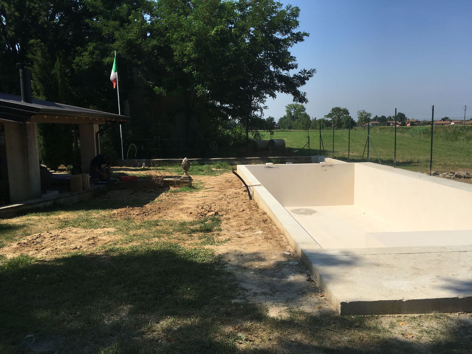 Piscina a skimmer con telo sabbia e spiaggetta Piscina a skimmer con spiaggetta in costruzione