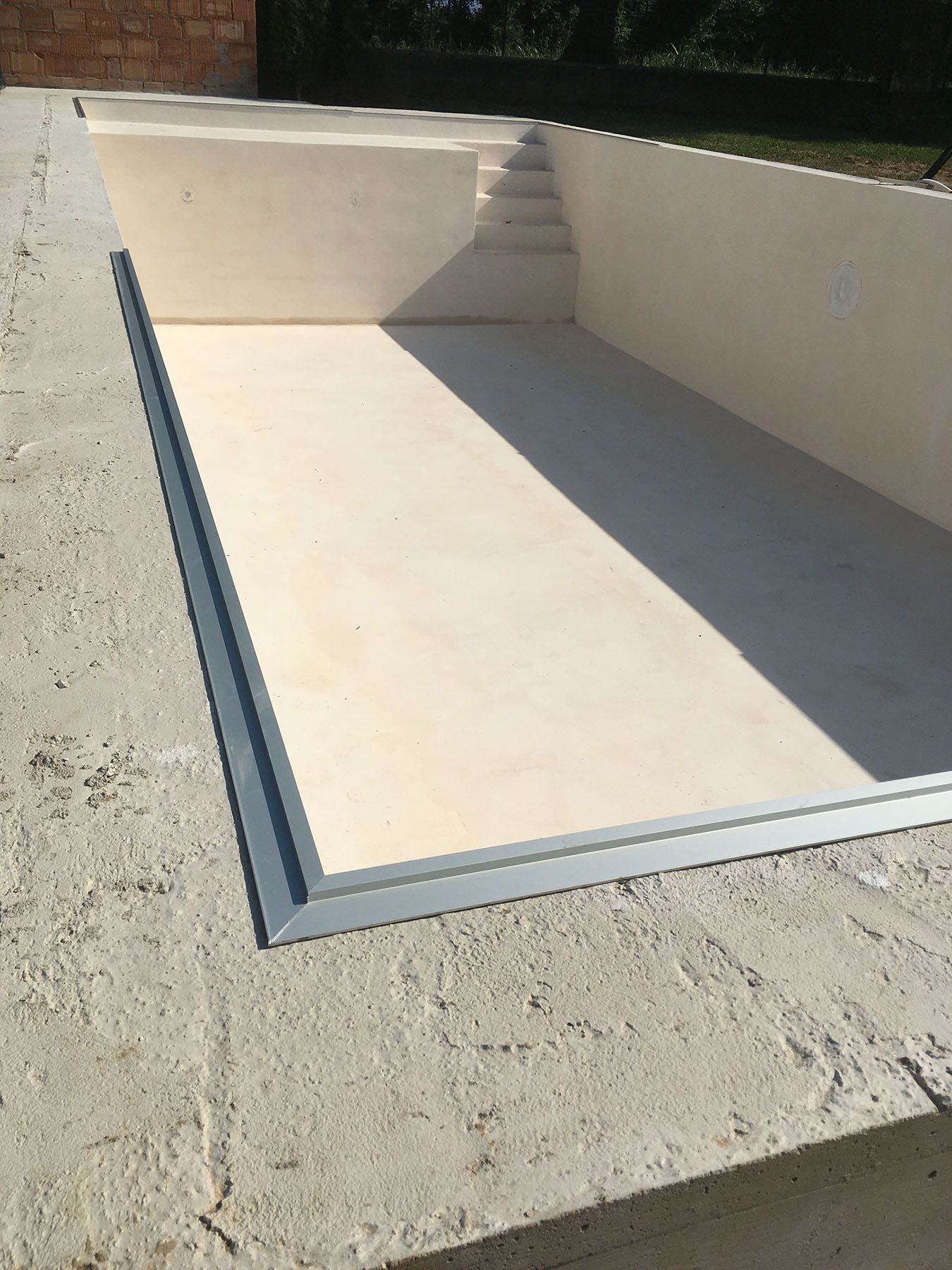 Piscina a skimmer con telo sabbia e spiaggetta Piscina a skimmer con spiaggetta in costruzione
