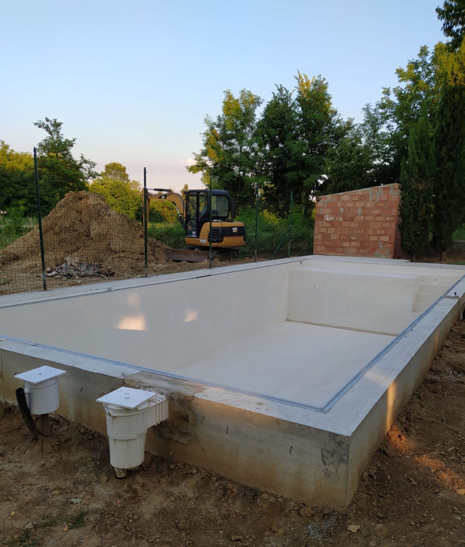 Piscina a skimmer con telo sabbia e spiaggetta Piscina a skimmer con spiaggetta in costruzione