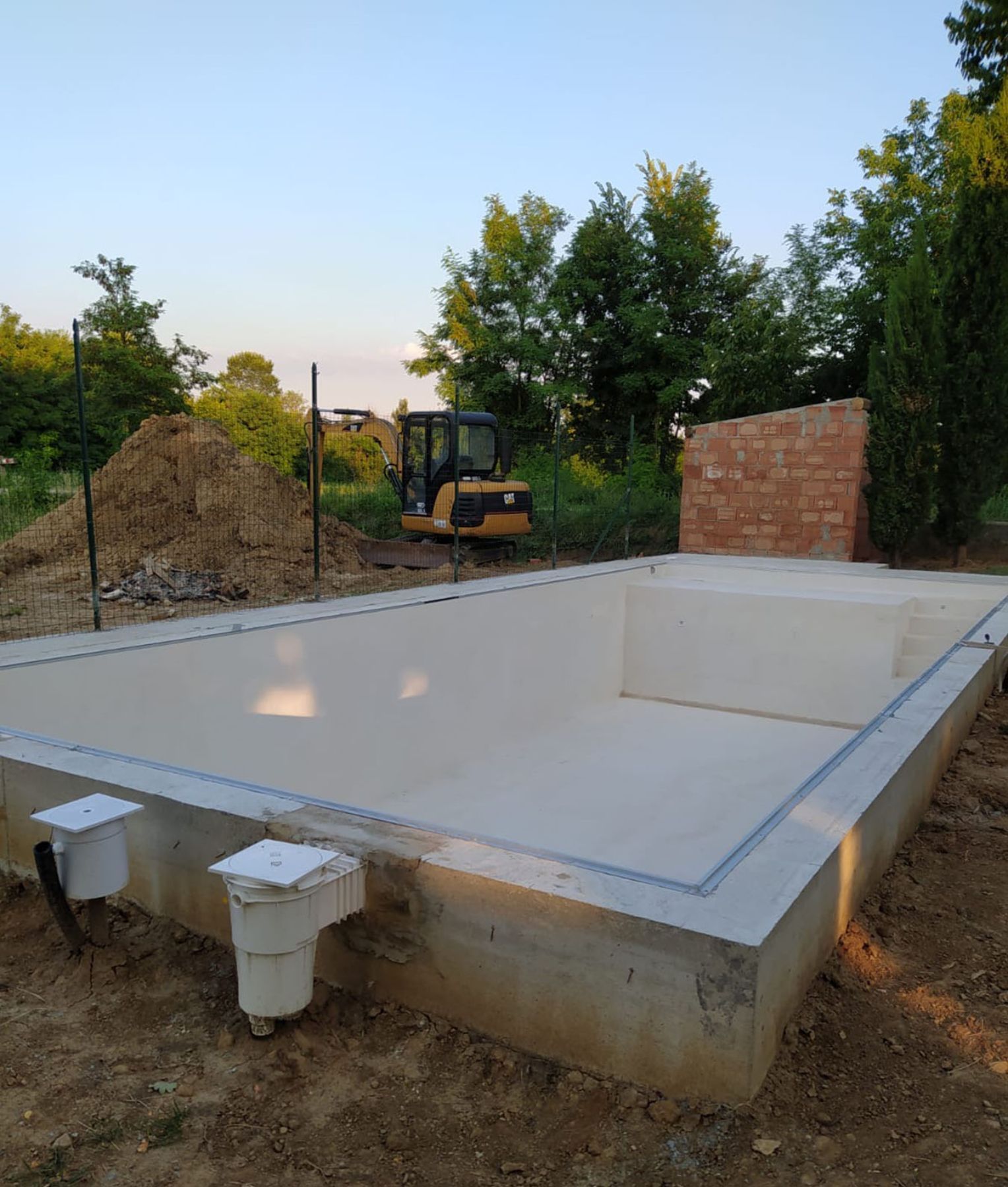 Piscina a skimmer con spiaggetta in costruzione