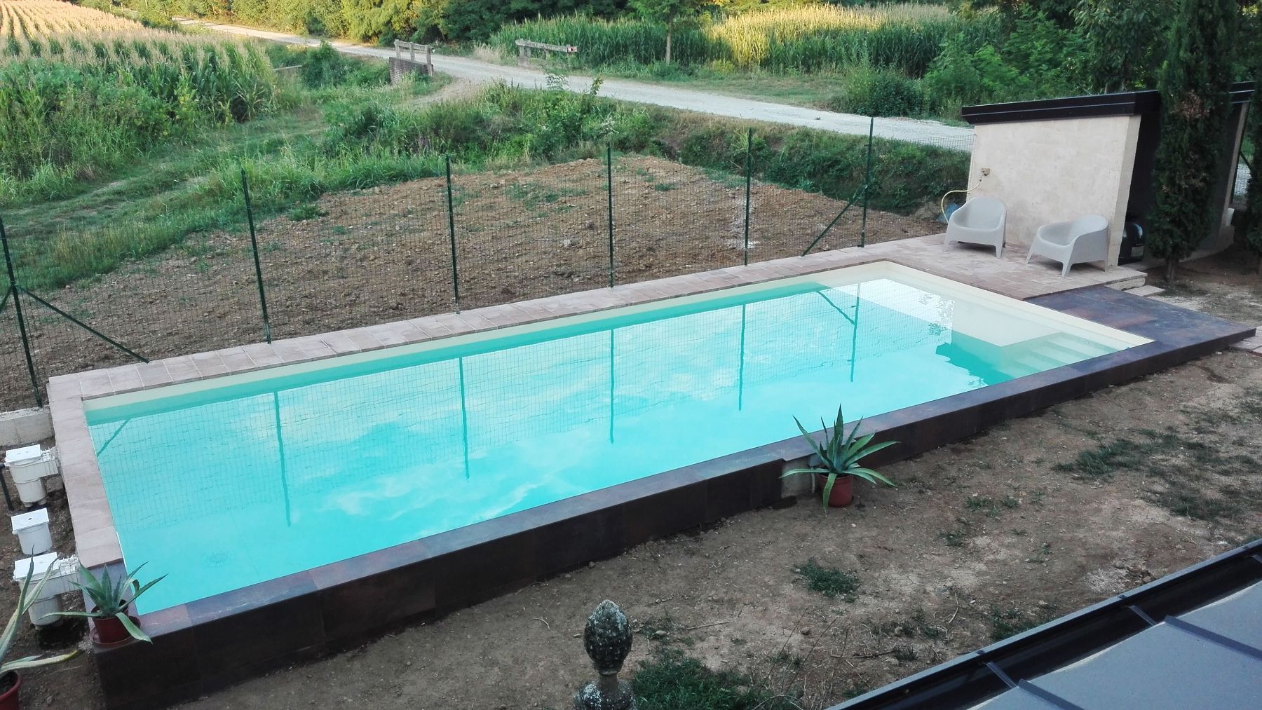 Piscina a skimmer con telo sabbia e spiaggetta Piscina a skimmer con spiaggetta in costruzione
