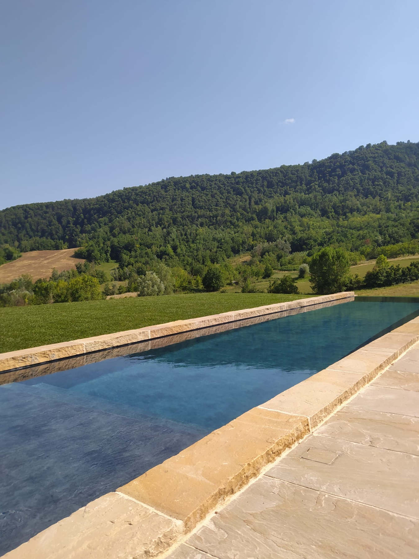 piscina a sfioro a cascata con telo touch elegance