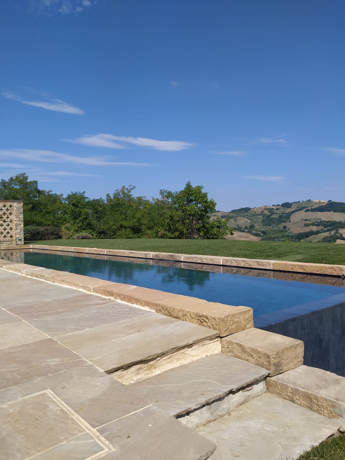 piscina a sfioro a cascata con telo touch elegance