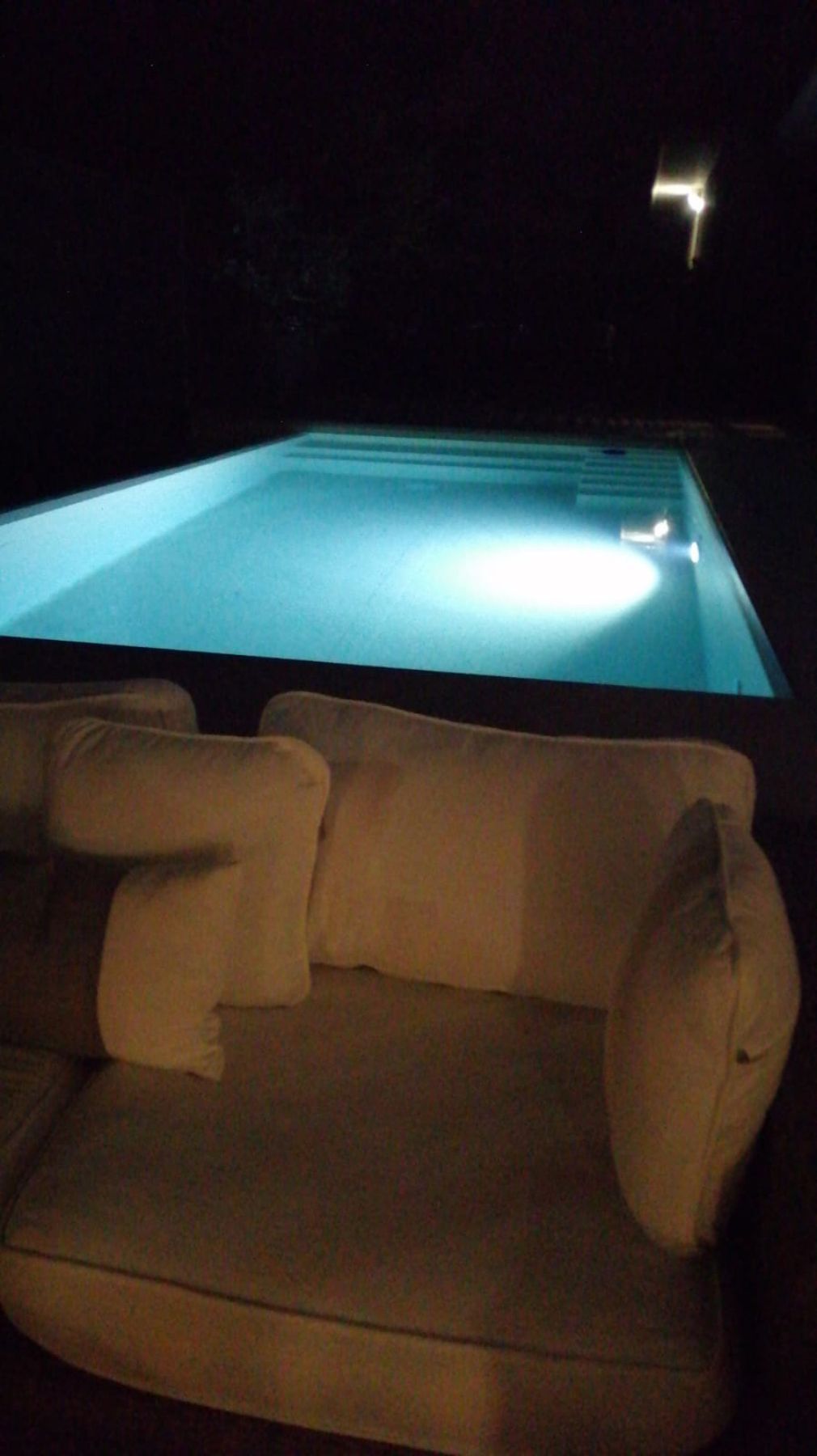PISCINA A SFIORO SU UN LATO CON TRACIMAZIONE LATERALE Piscina a sfioro su un lato con tracimazione laterale