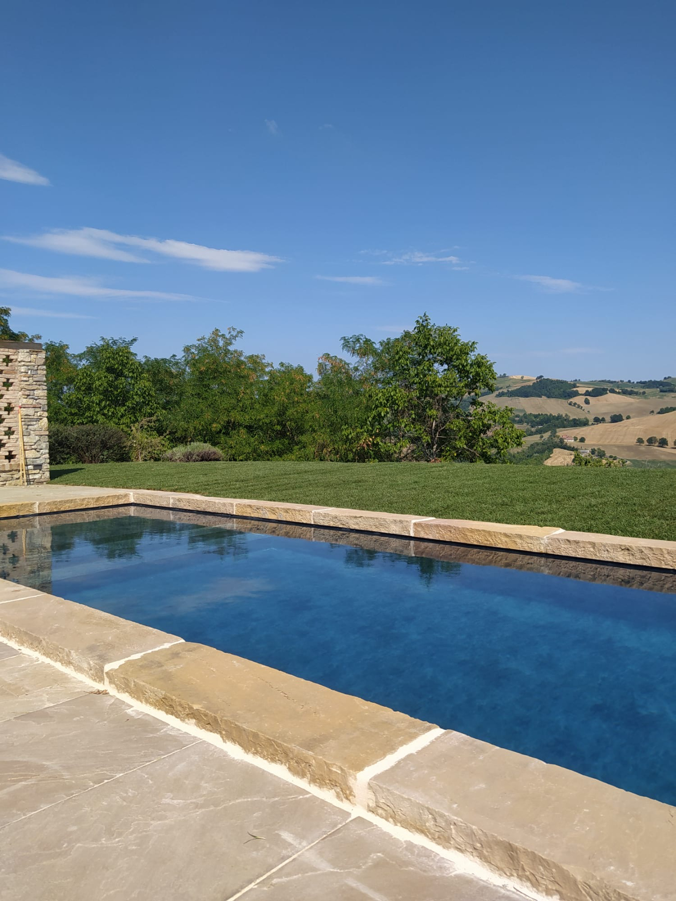 piscina a sfioro a cascata con telo touch elegance