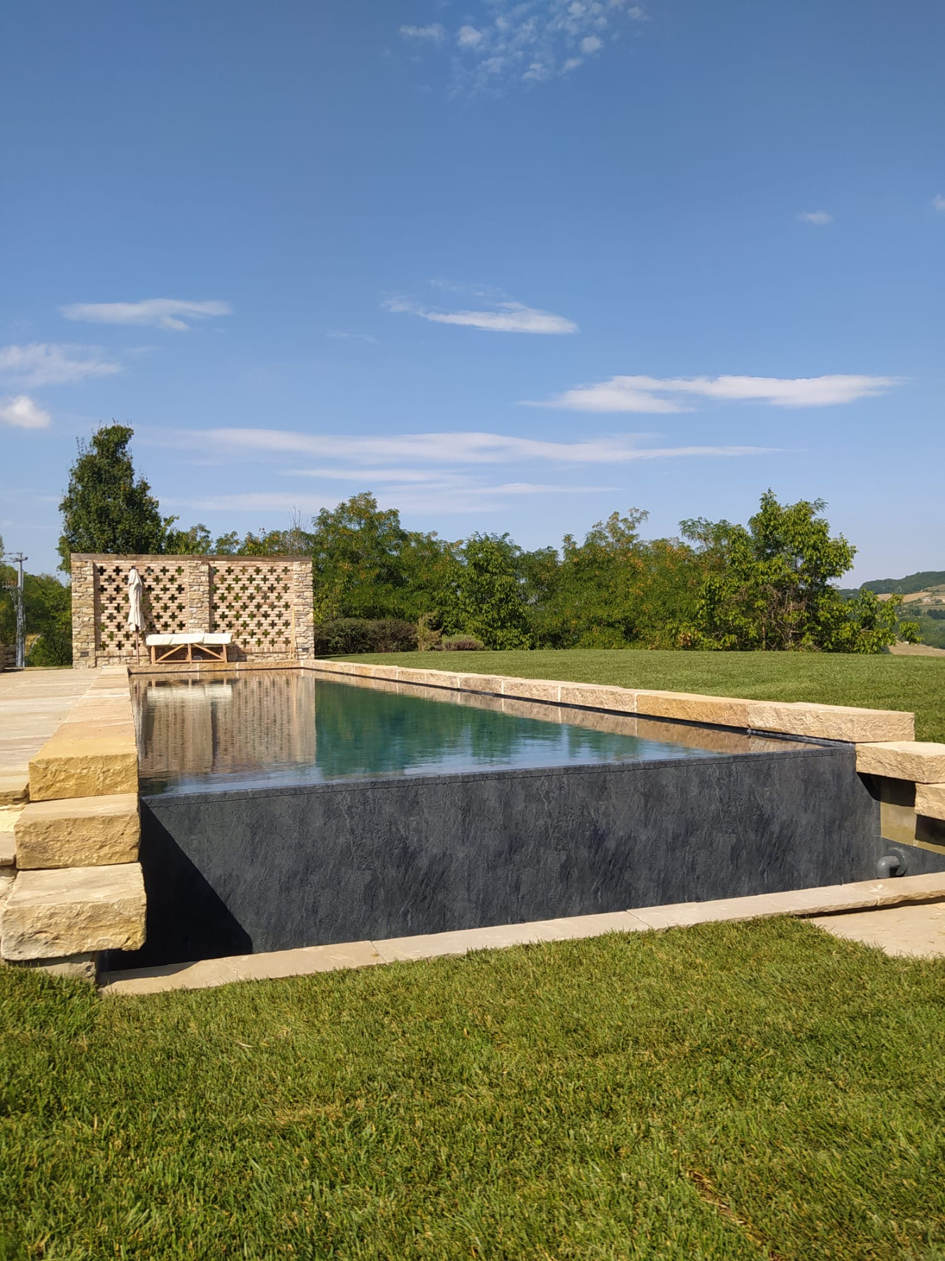 piscina a sfioro a cascata con telo touch elegance