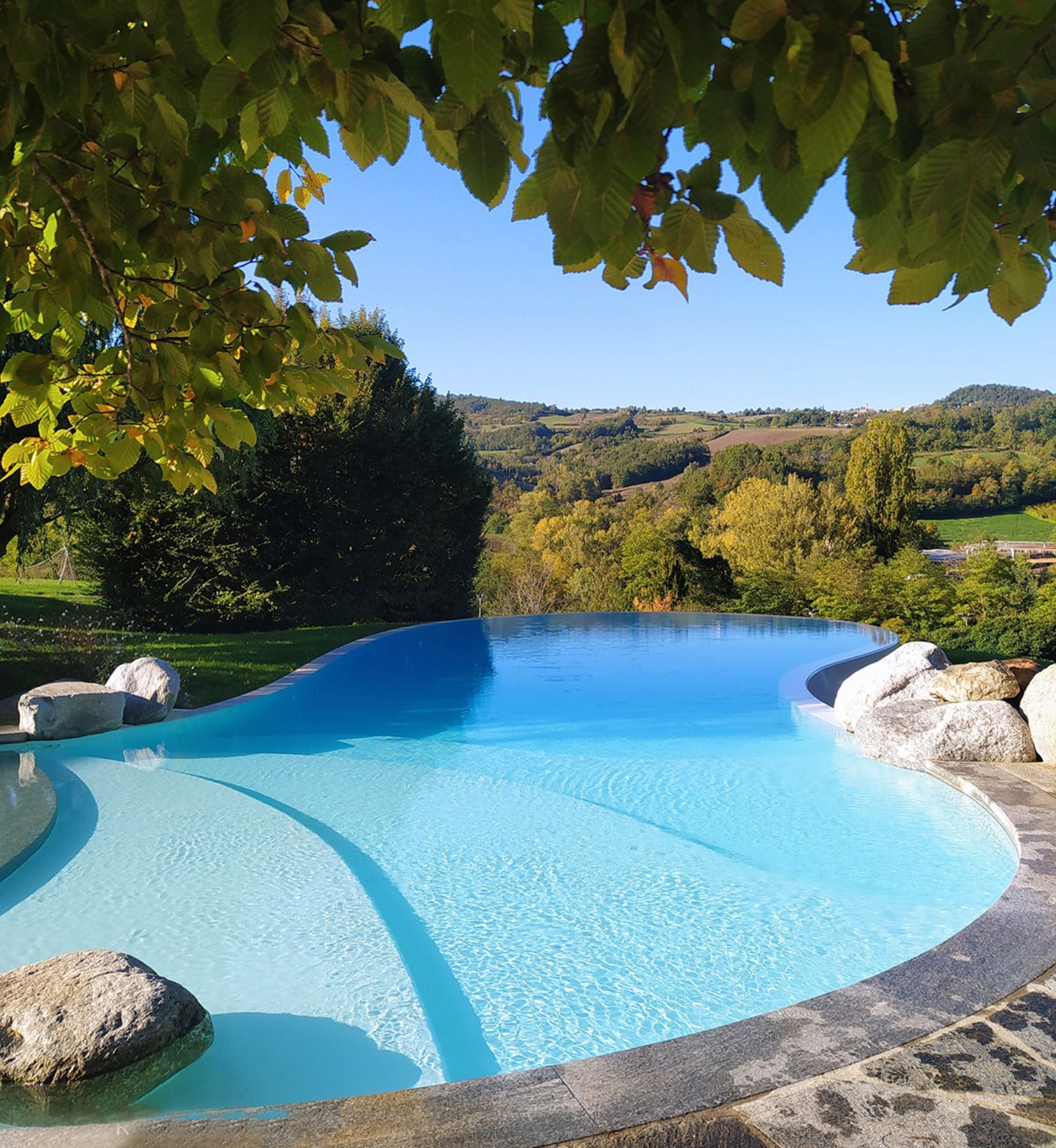 Piscina a sfioro con tracimazione