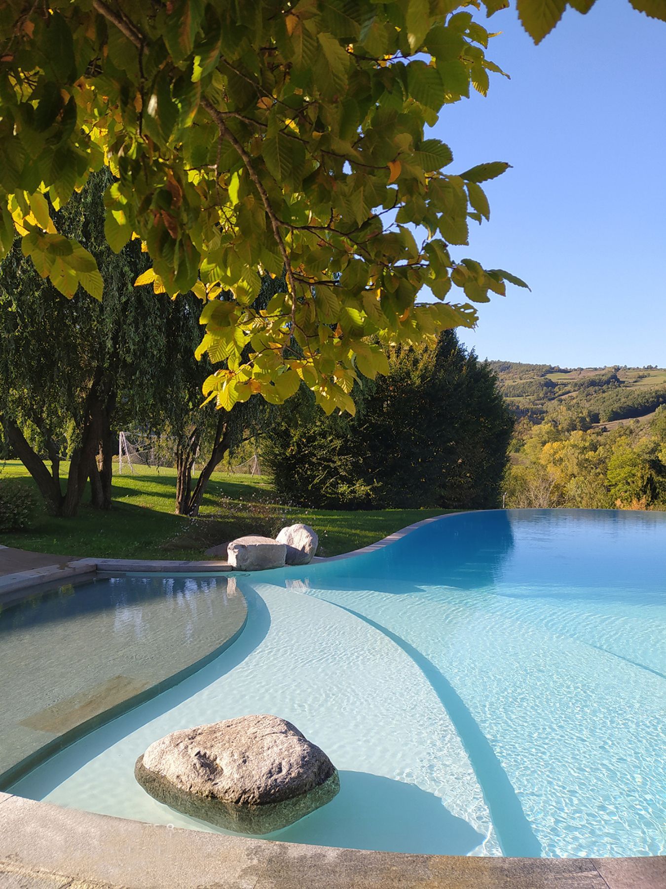 Piscina a sfioro con tracimazione