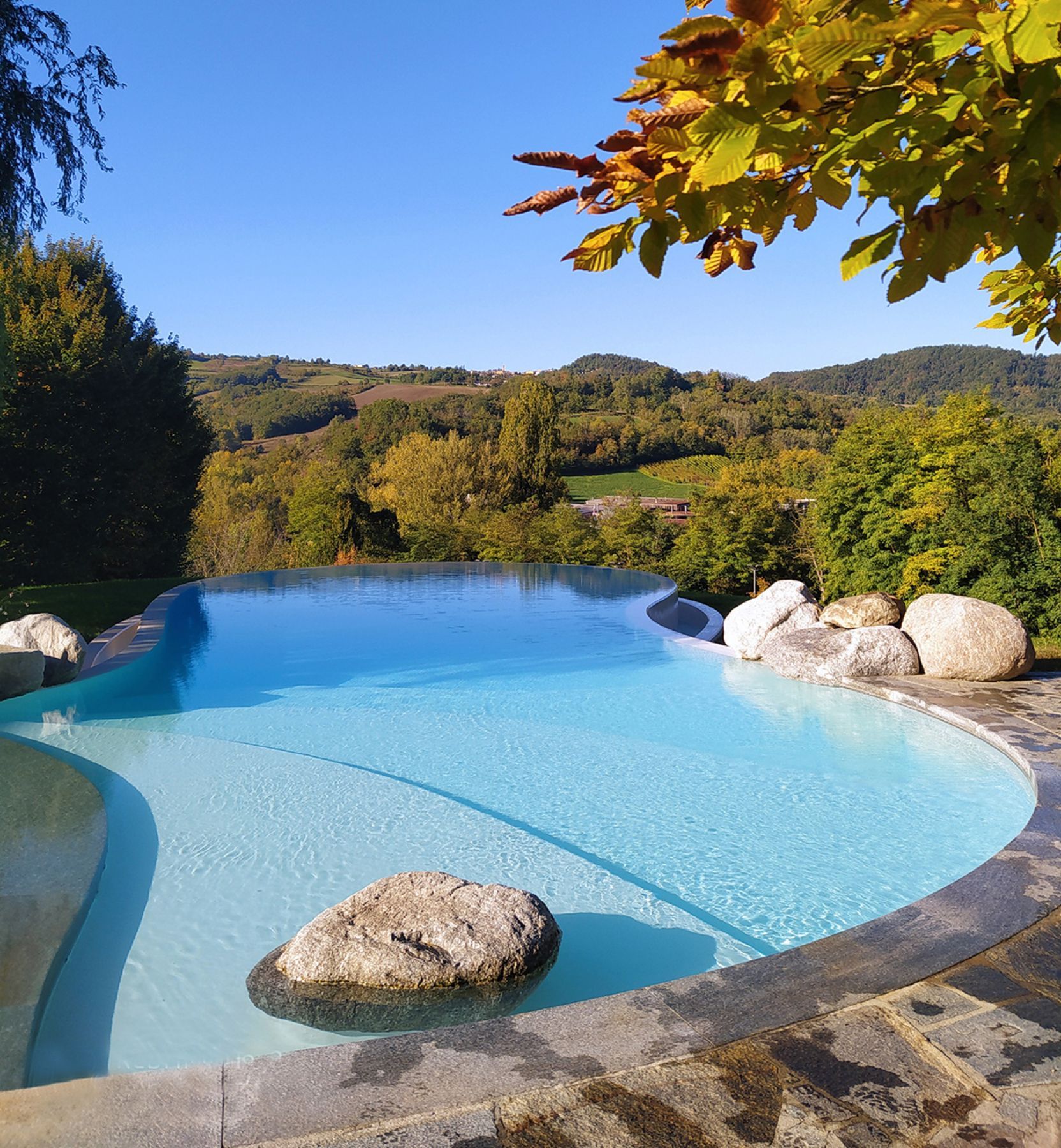 Piscina a sfioro con tracimazione