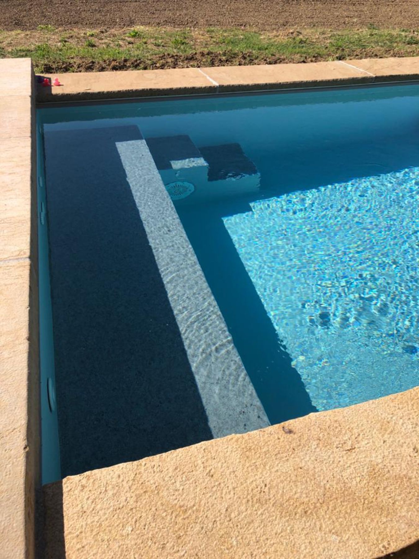 Piscina semi interrata a skimmer Piscina semi interrata a skimmer