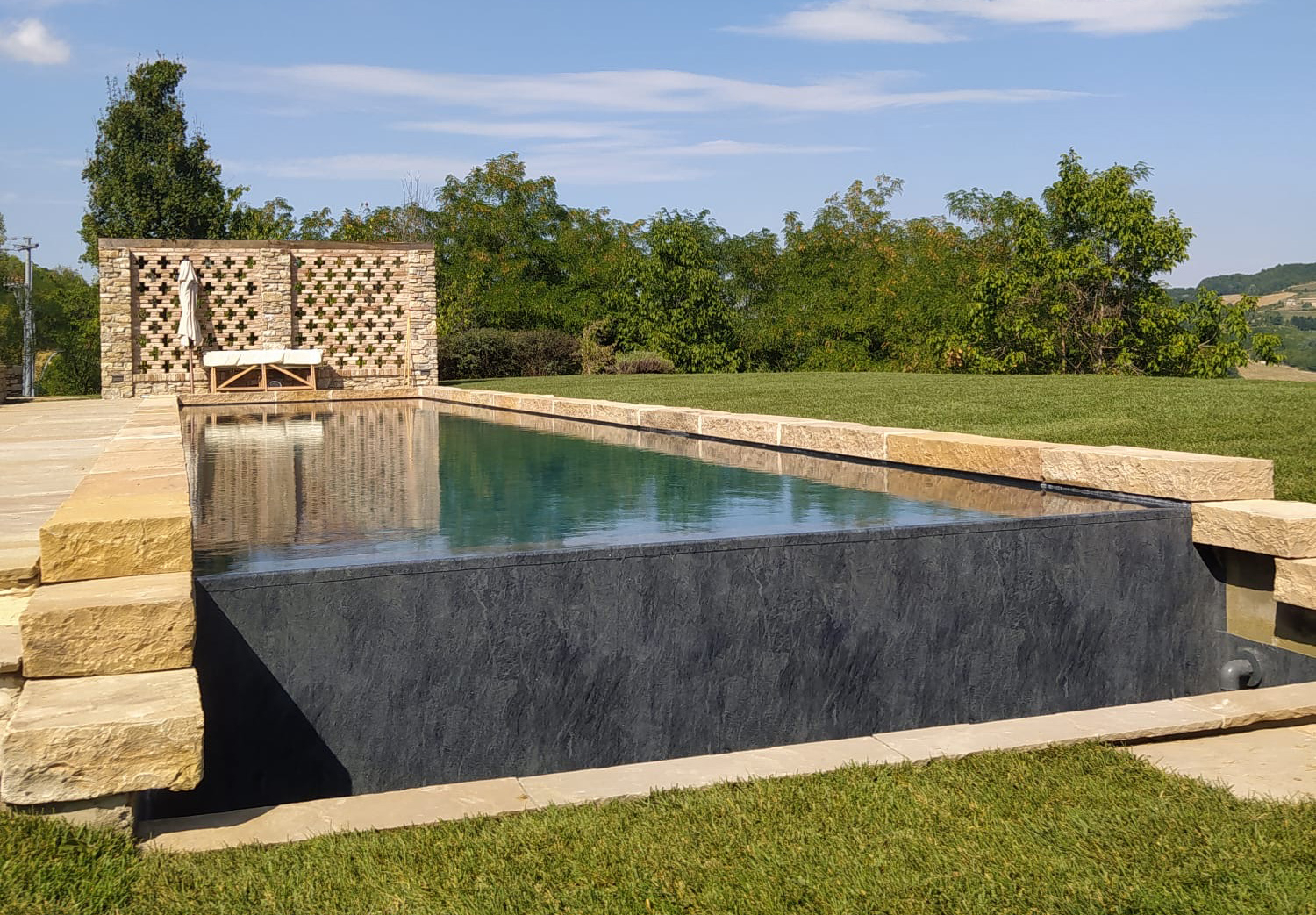 piscina a sfioro a cascata con telo touch elegance