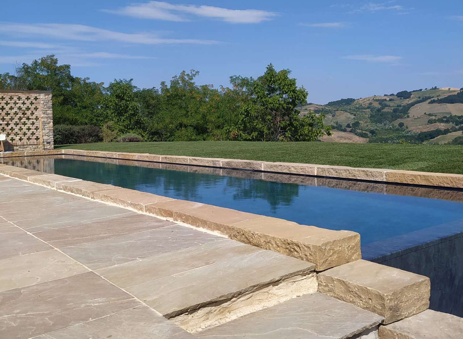 piscina a sfioro a cascata con telo touch elegance