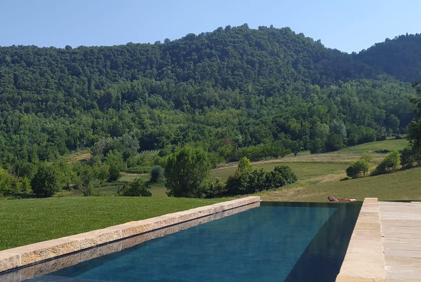 piscina a sfioro a cascata con telo touch elegance