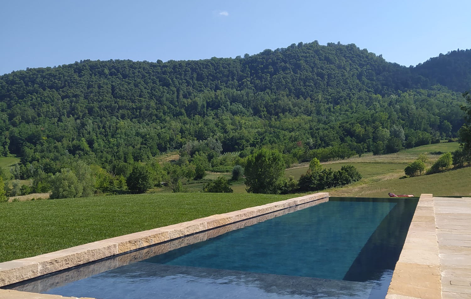 piscina a sfioro a cascata con telo touch elegance