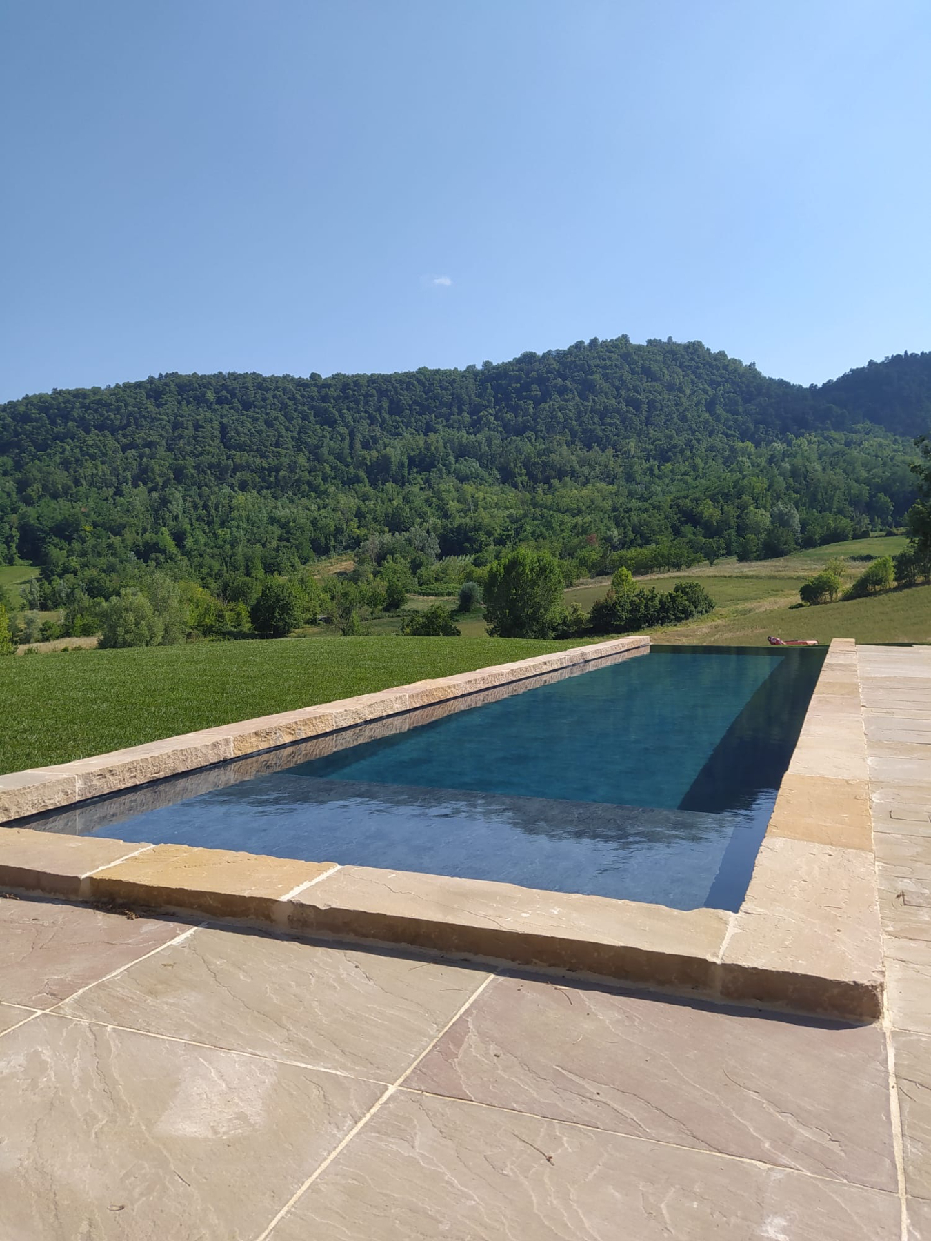 piscina a sfioro a cascata con telo touch elegance