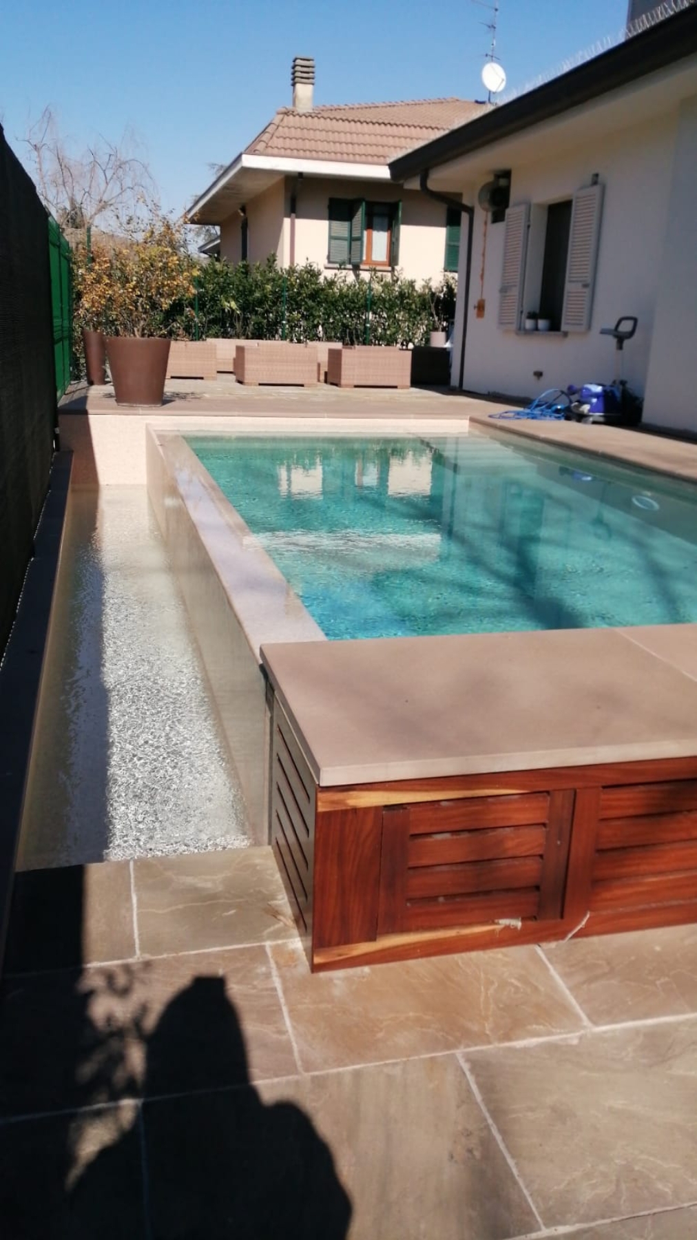 PISCINA A SFIORO SU UN LATO CON TRACIMAZIONE LATERALE Piscina a sfioro su un lato con tracimazione laterale