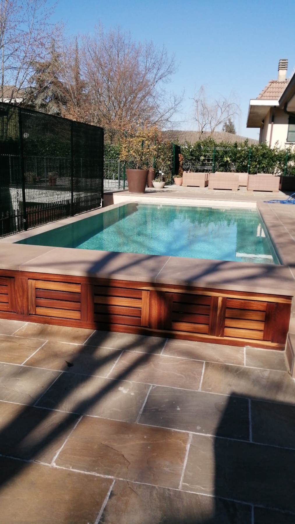 PISCINA A SFIORO SU UN LATO CON TRACIMAZIONE LATERALE Piscina a sfioro su un lato con tracimazione laterale